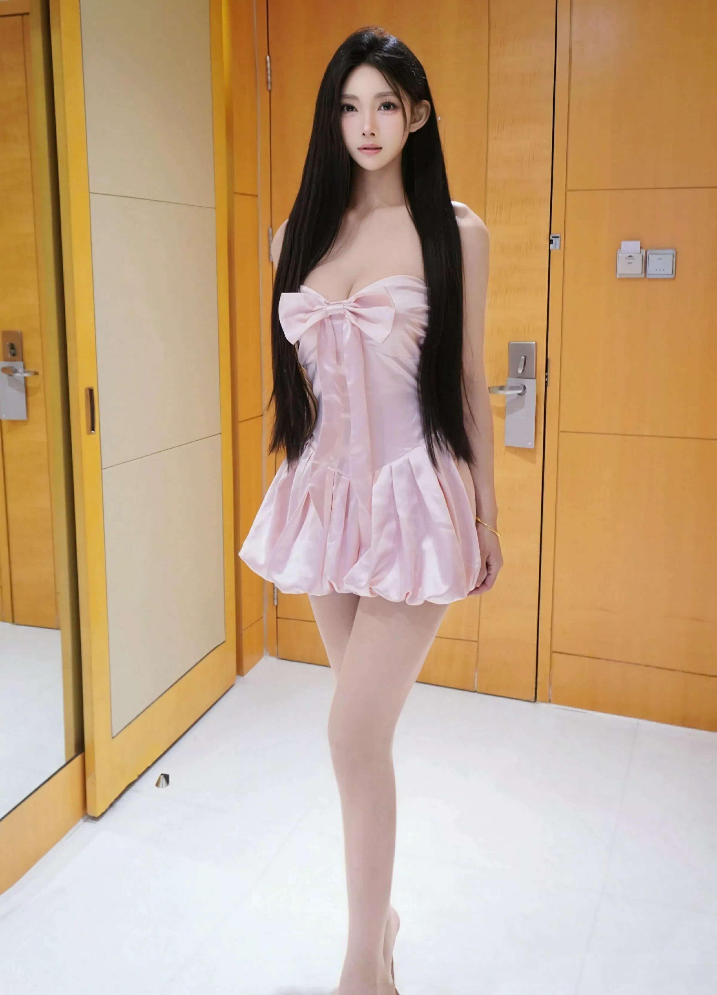   [XiuRen]高清写真图 2025.04.14 No.10147 雪见 粉色连衣短裙第7张图片