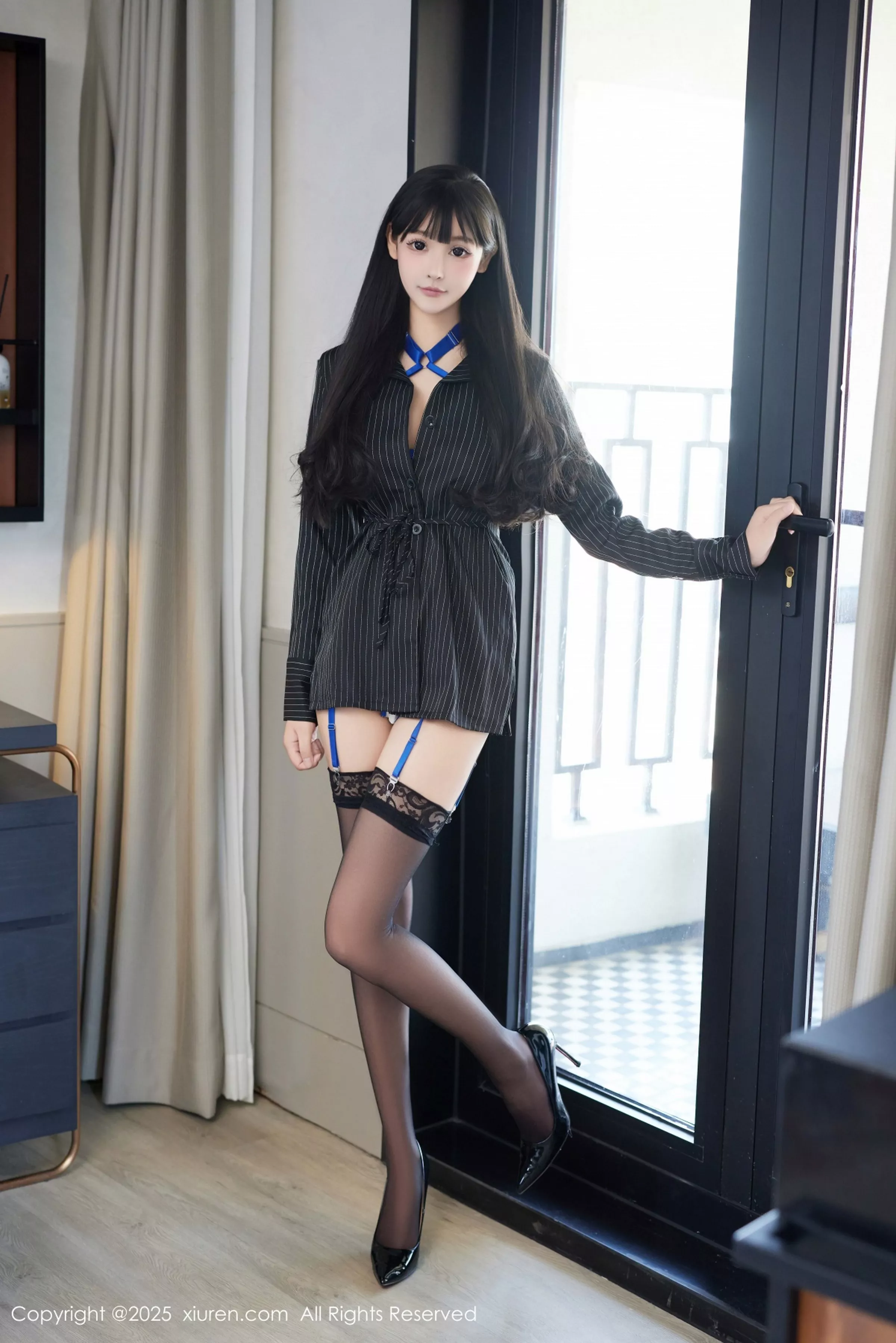   [XiuRen]高清写真图 2025.04.15 No.10154 智恩baby 性感OL第6张图片