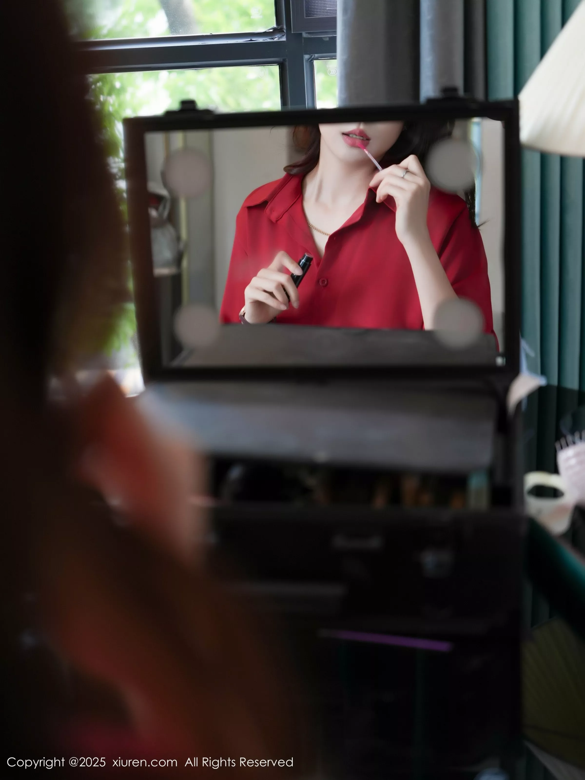   [XiuRen]高清写真图 2025.04.16 No.10157 玫瑰我爱你 红色衬衫第9张图片