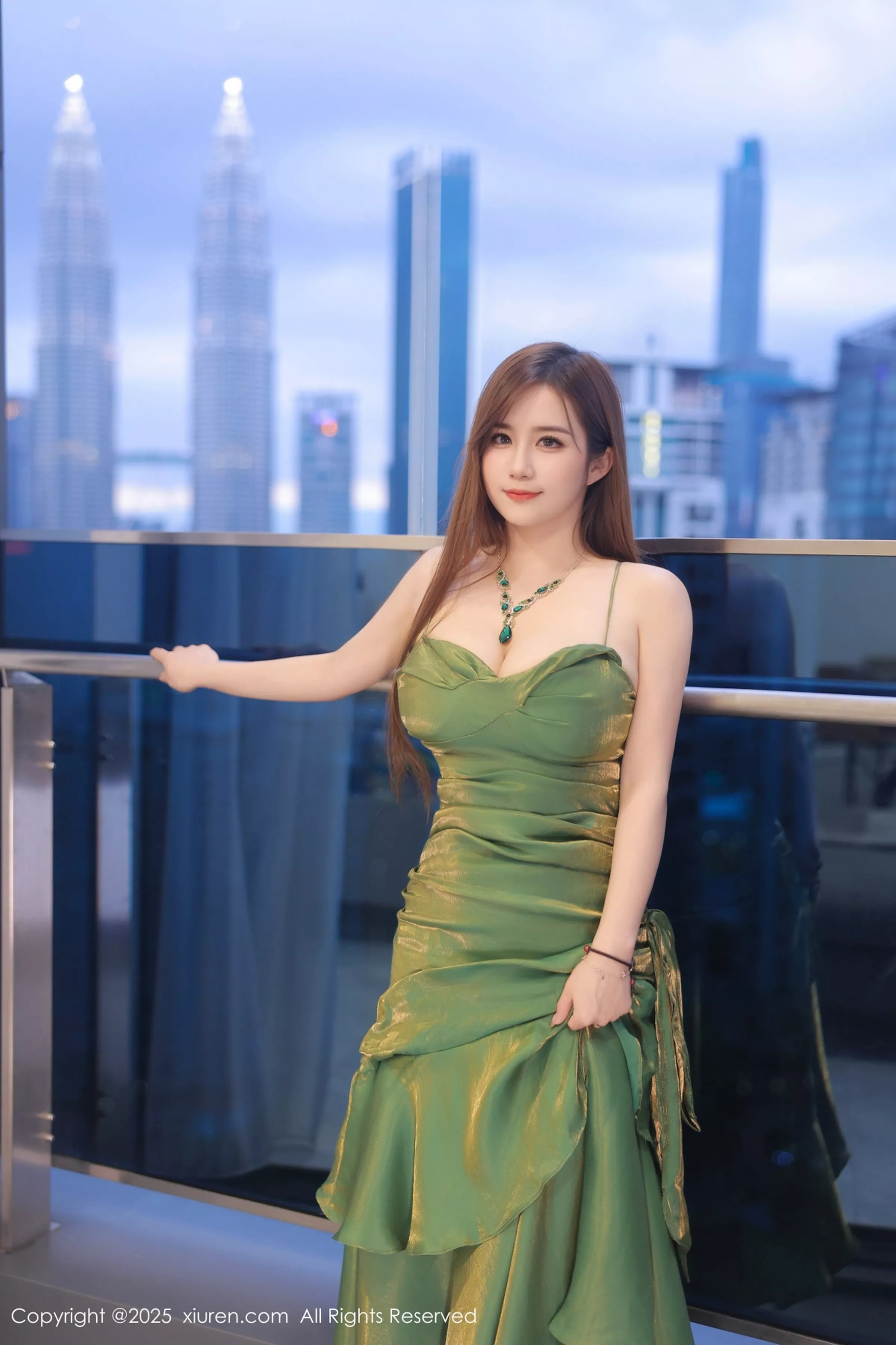   [XiuRen]高清写真图 2025.04.18 No.10169 小肉肉咪 极致美腿第2张图片