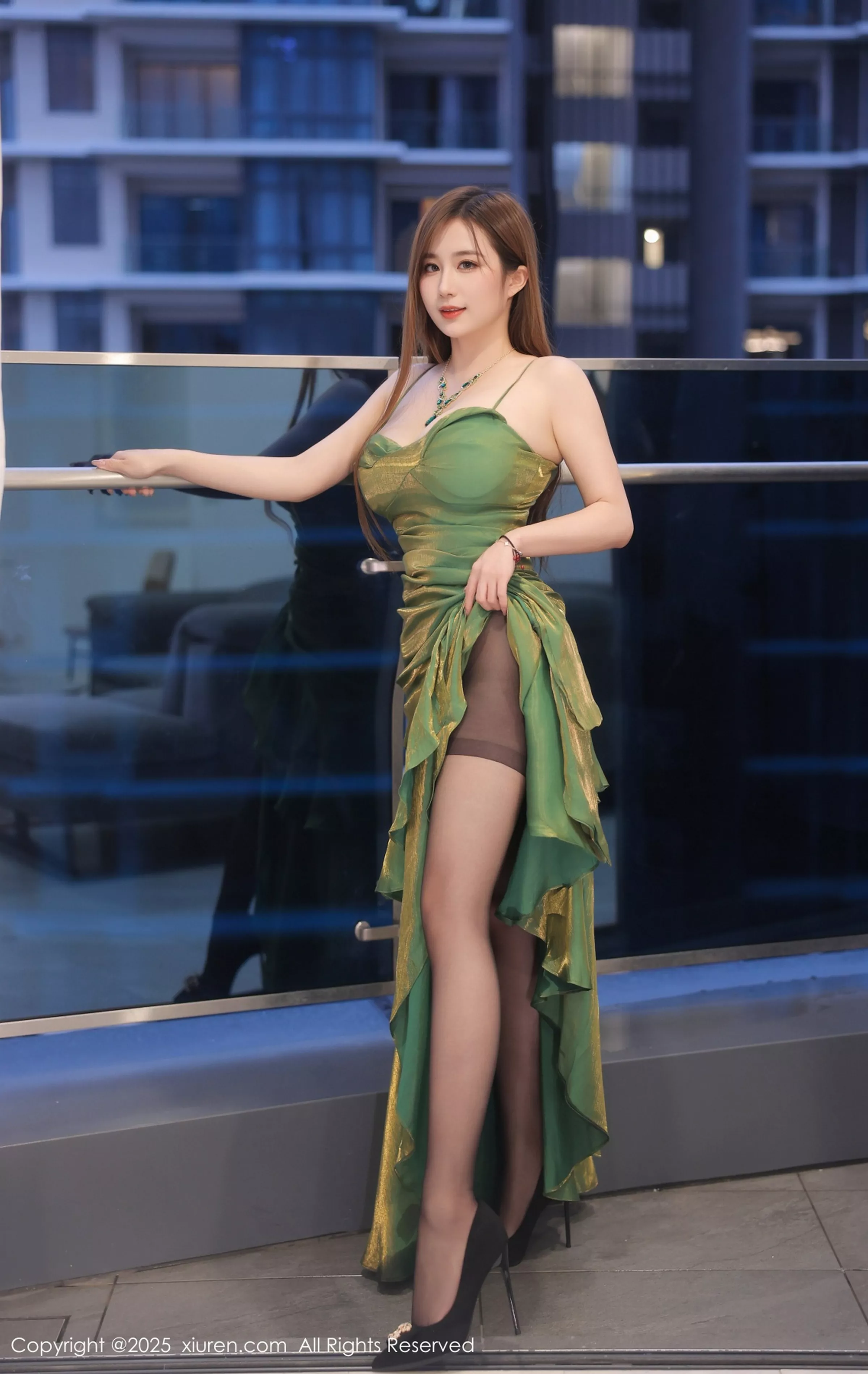   [XiuRen]高清写真图 2025.04.18 No.10169 小肉肉咪 极致美腿第6张图片