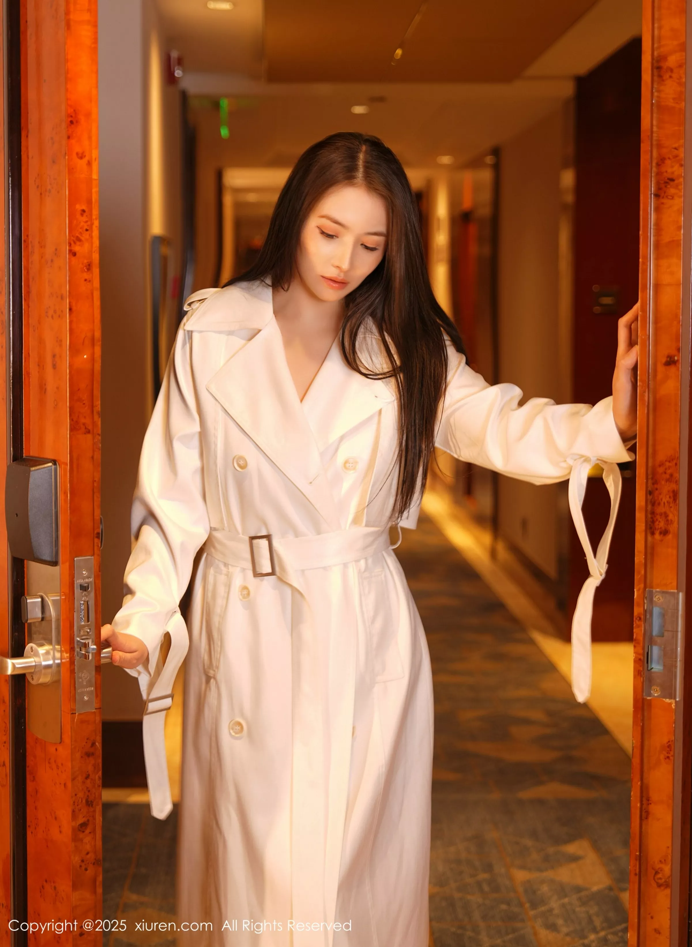   [XiuRen]高清写真图 2025.04.21 No.10174 娅轩ELVA 红色情趣第6张图片