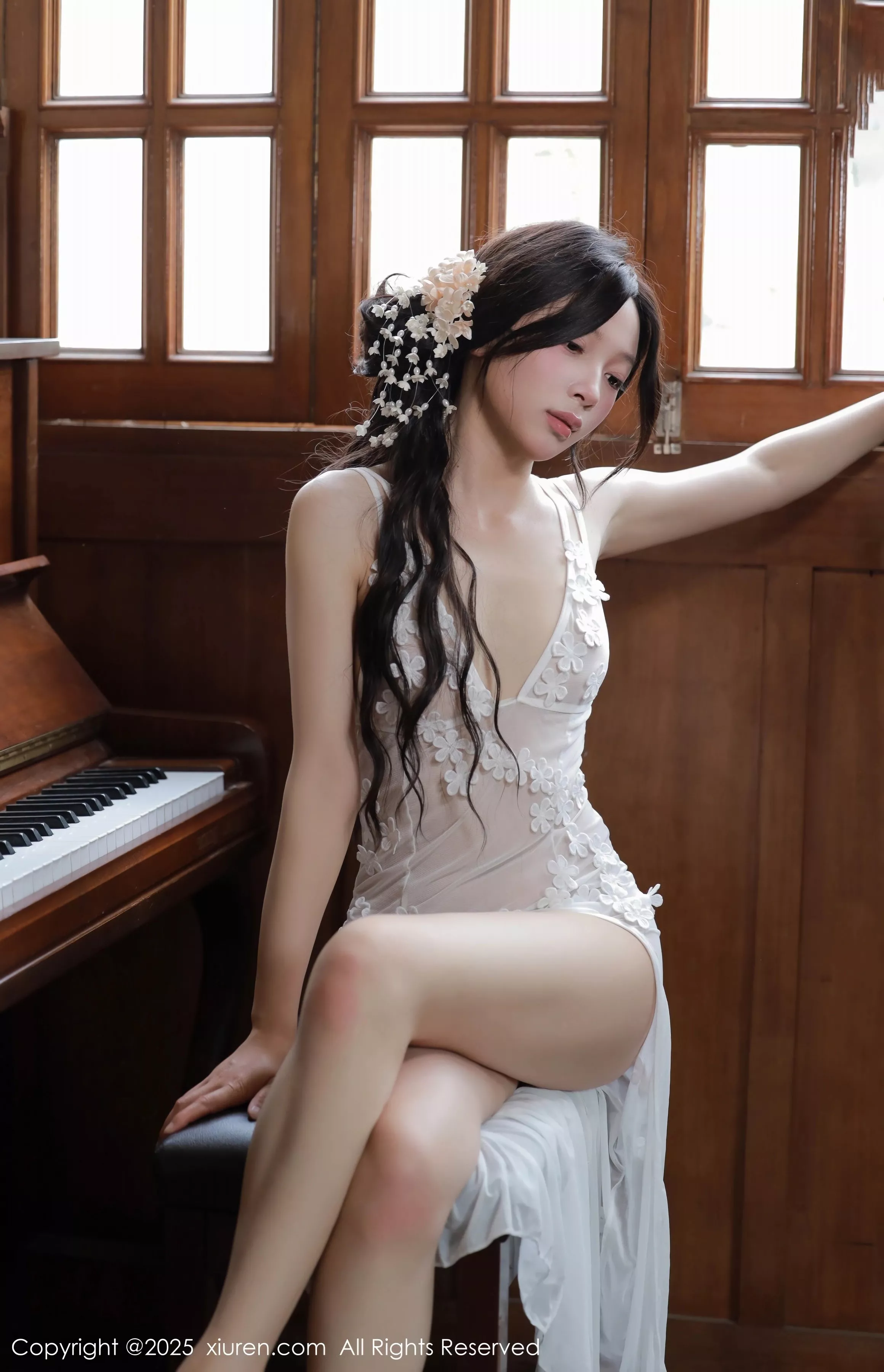   [XiuRen]高清写真图 2025.04.25 No.10198 橙子酱Lillian 白色蕾丝第2张图片