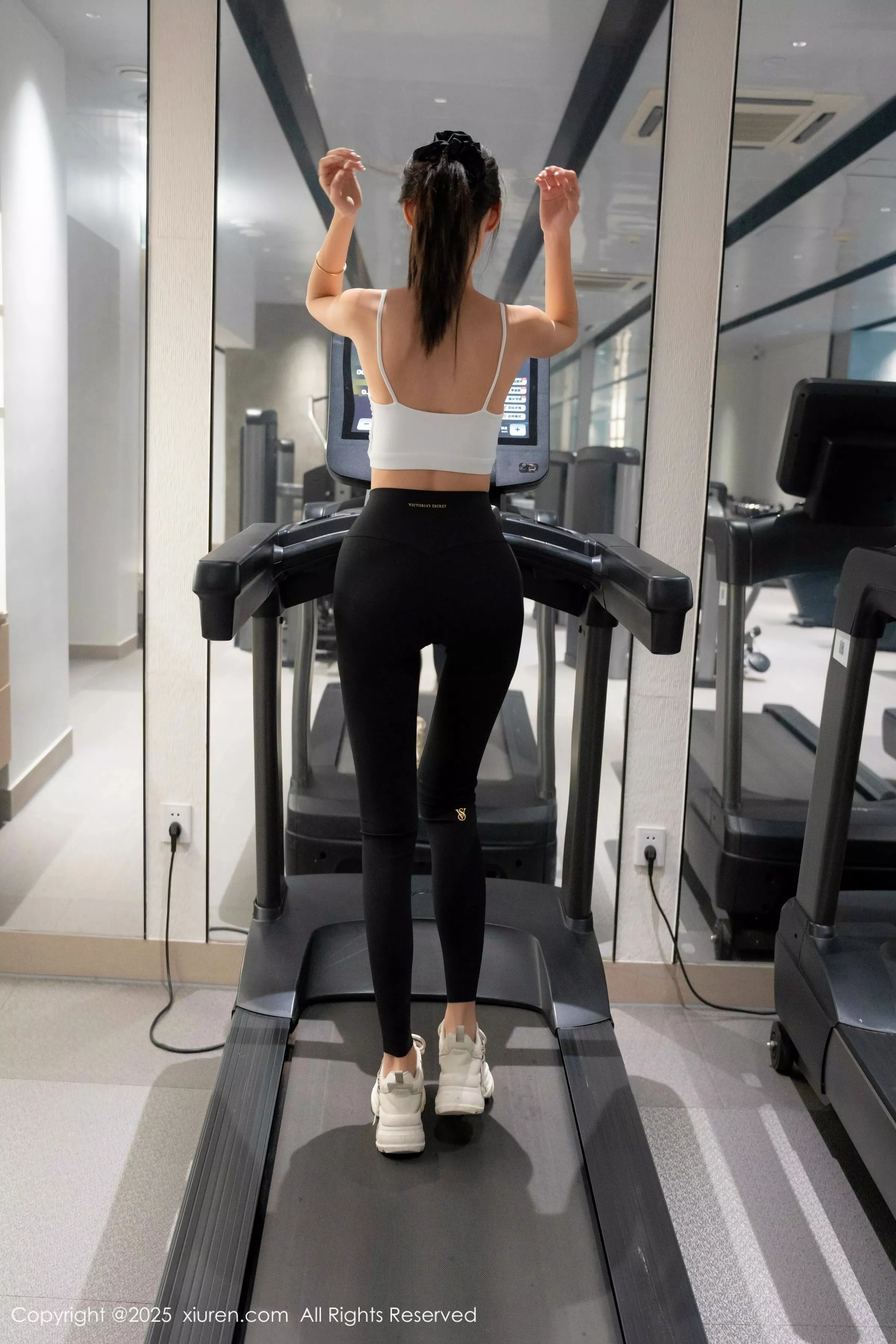   [XiuRen]高清写真图 2025.05.07 No.10239 lingyu69 黑色瑜伽裤第7张图片