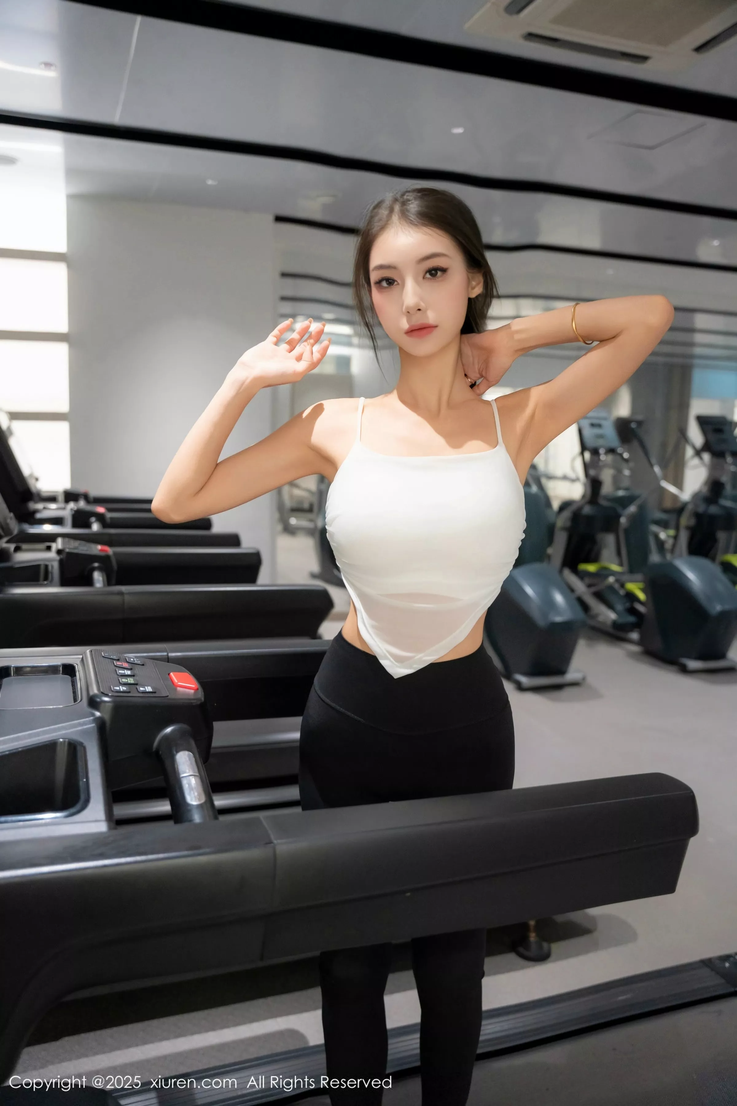   [XiuRen]高清写真图 2025.05.07 No.10239 lingyu69 黑色瑜伽裤第10张图片