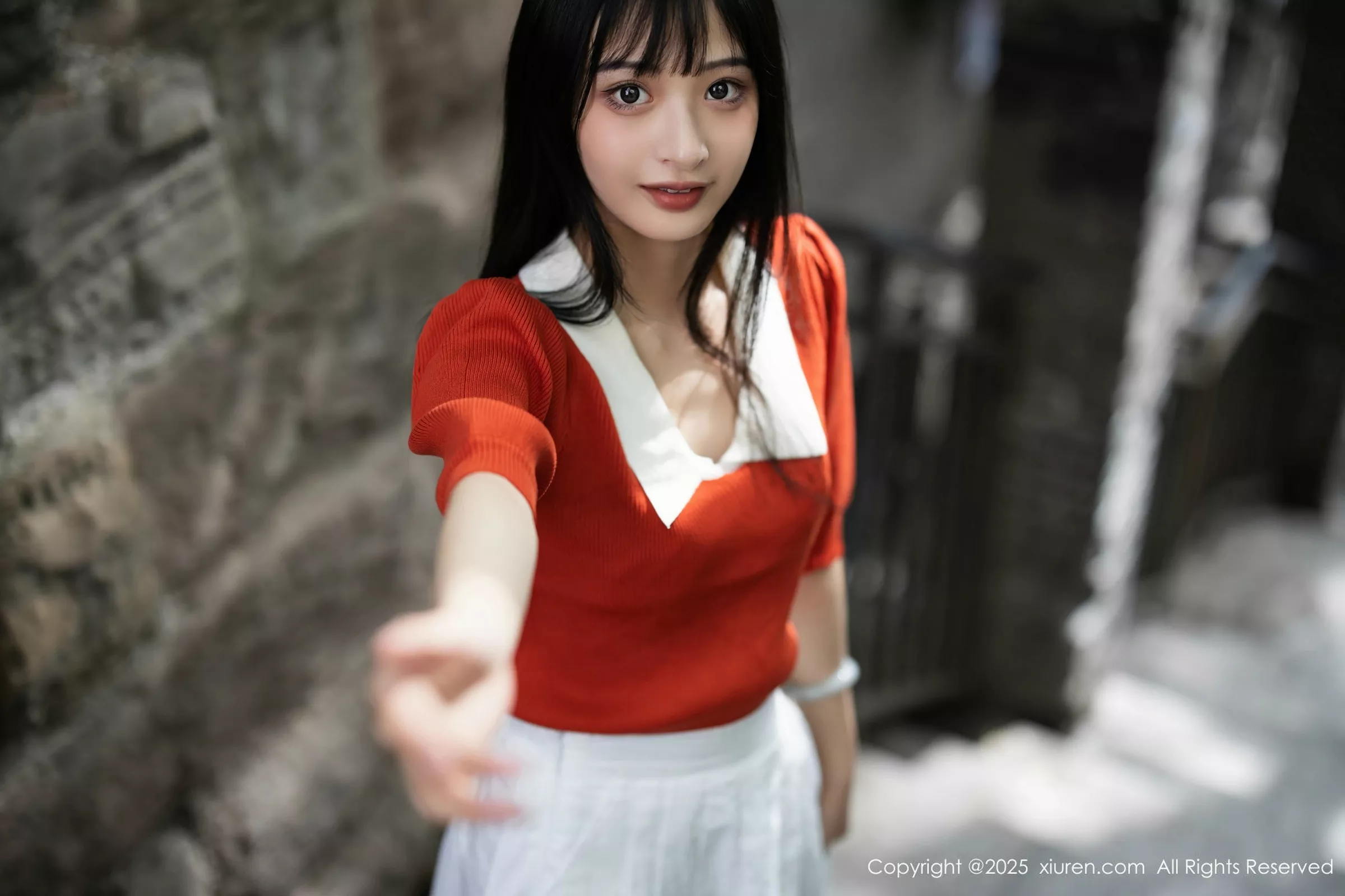   [XiuRen]高清写真图 2025.05.08 No.10247 茂木希子 橙色T恤第4张图片