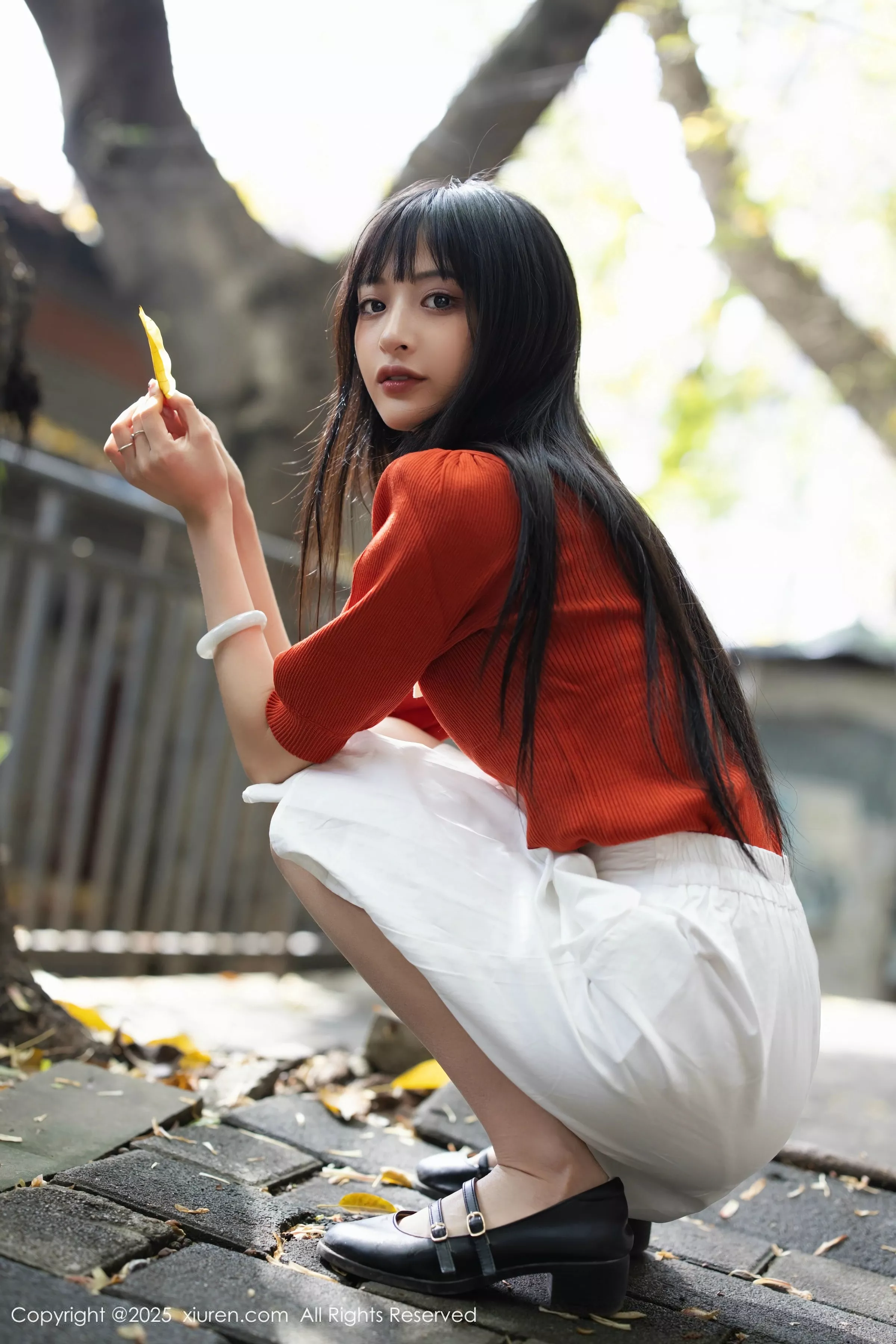   [XiuRen]高清写真图 2025.05.08 No.10247 茂木希子 橙色T恤第7张图片