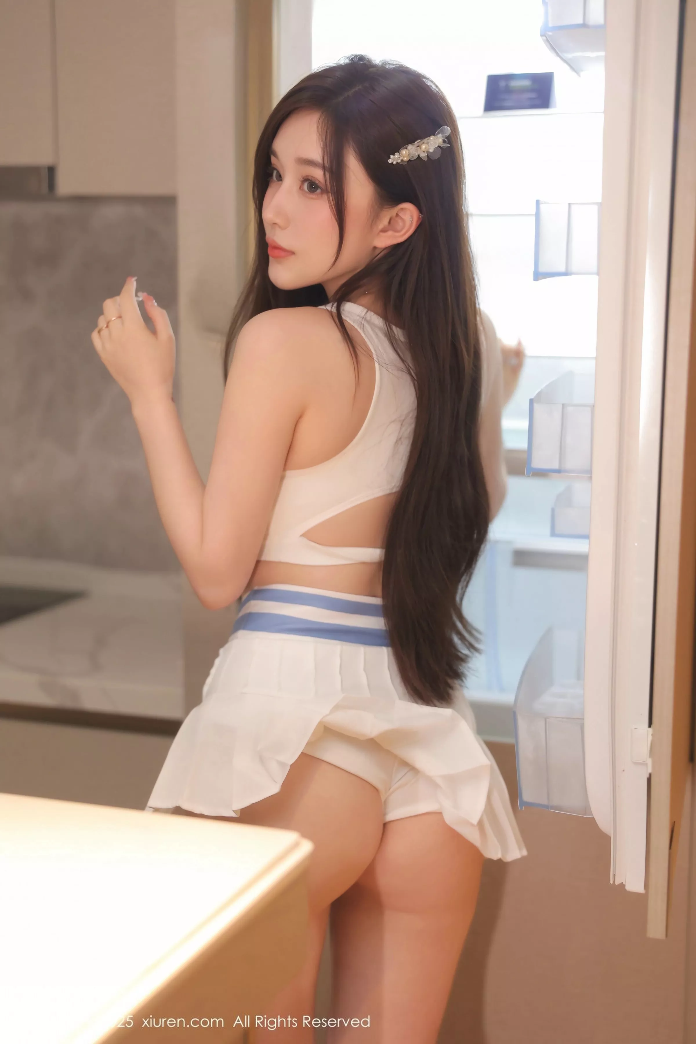   [XiuRen]高清写真图 2025.05.09 No.10254 奶油猫呀 白色短裙第10张图片