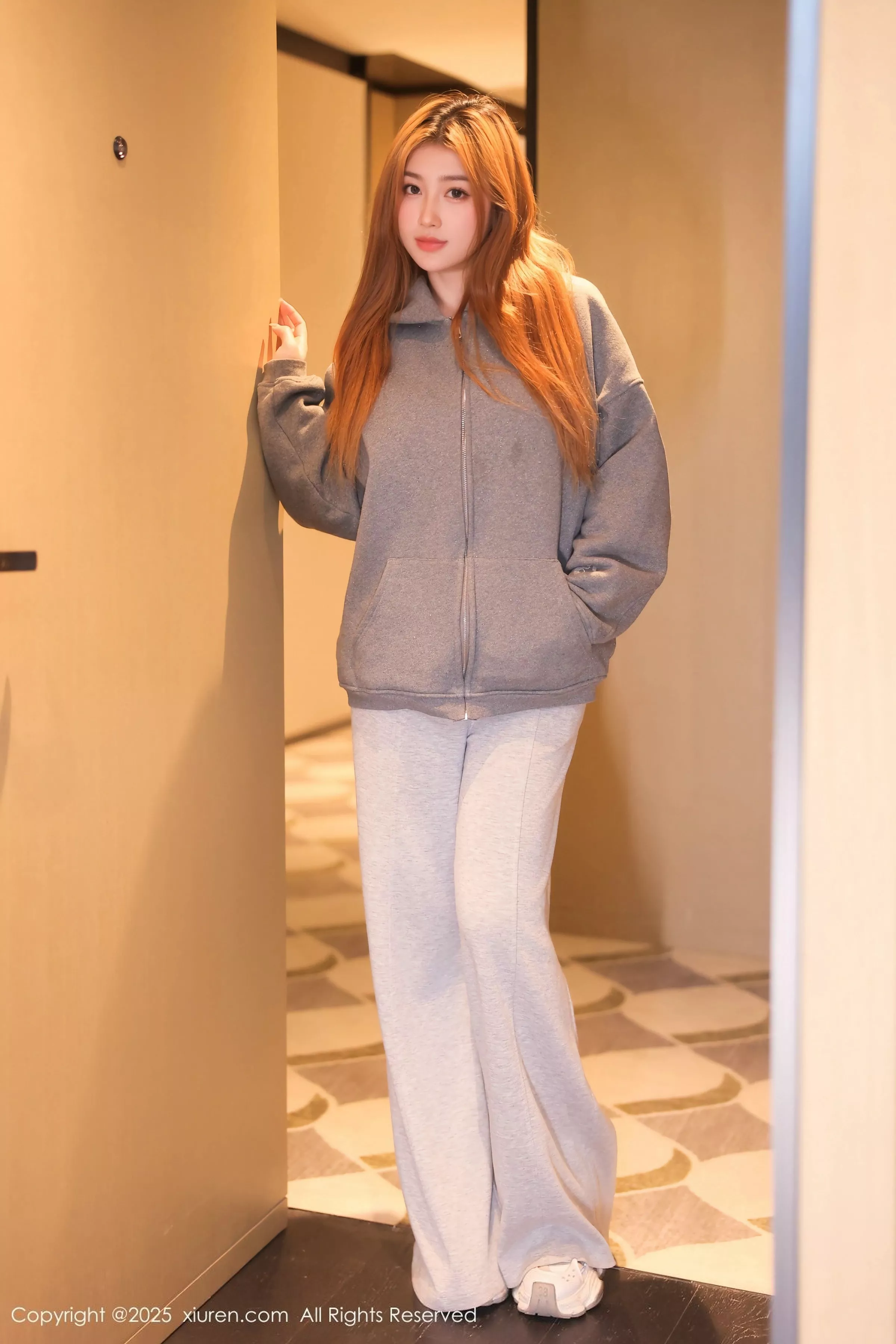 [XiuRen]高清写真图 2025.05.09 No.10253 M麦当劳 灰色卫衣-套图网