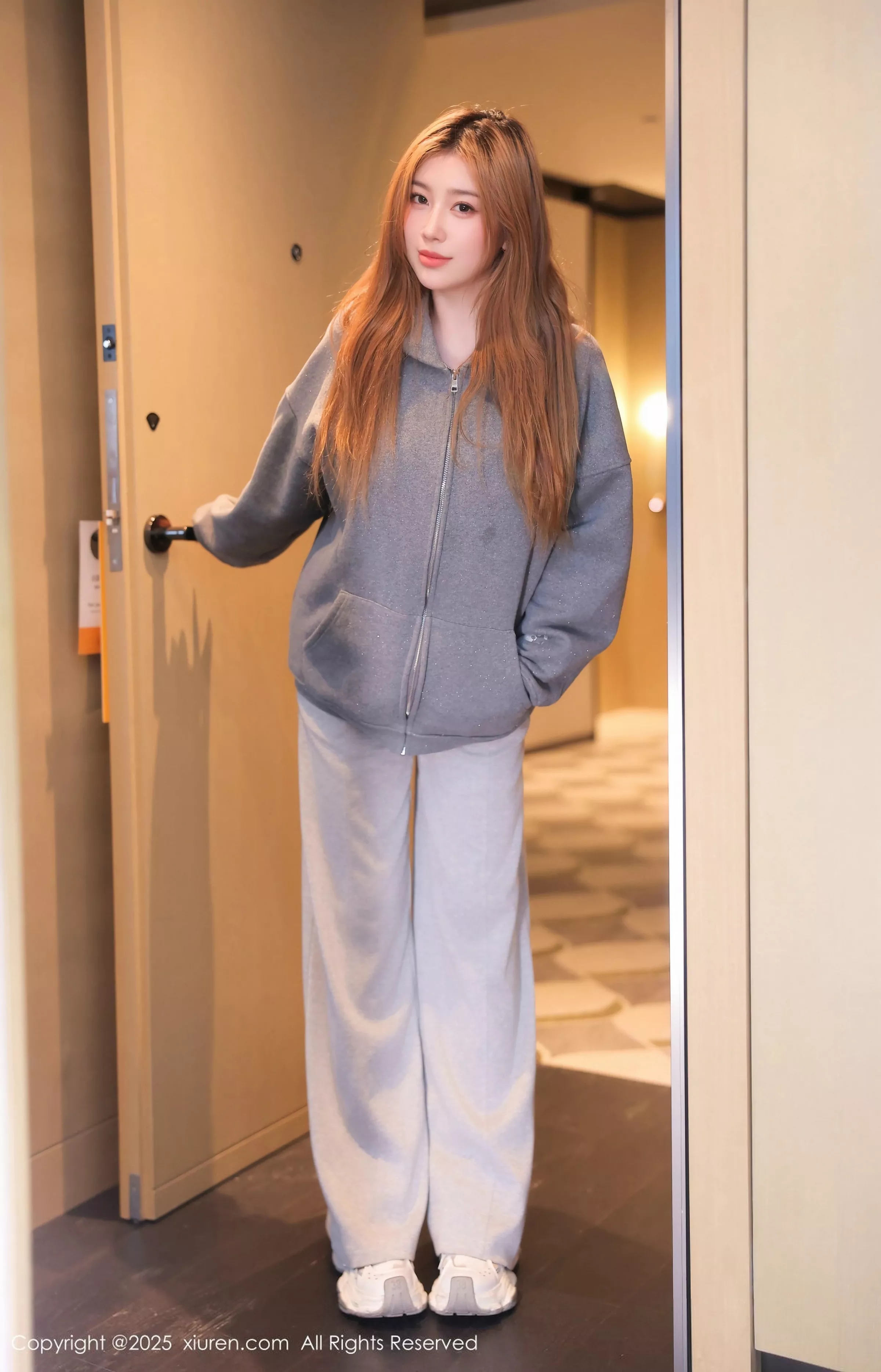   [XiuRen]高清写真图 2025.05.09 No.10253 M麦当劳 灰色卫衣第2张图片