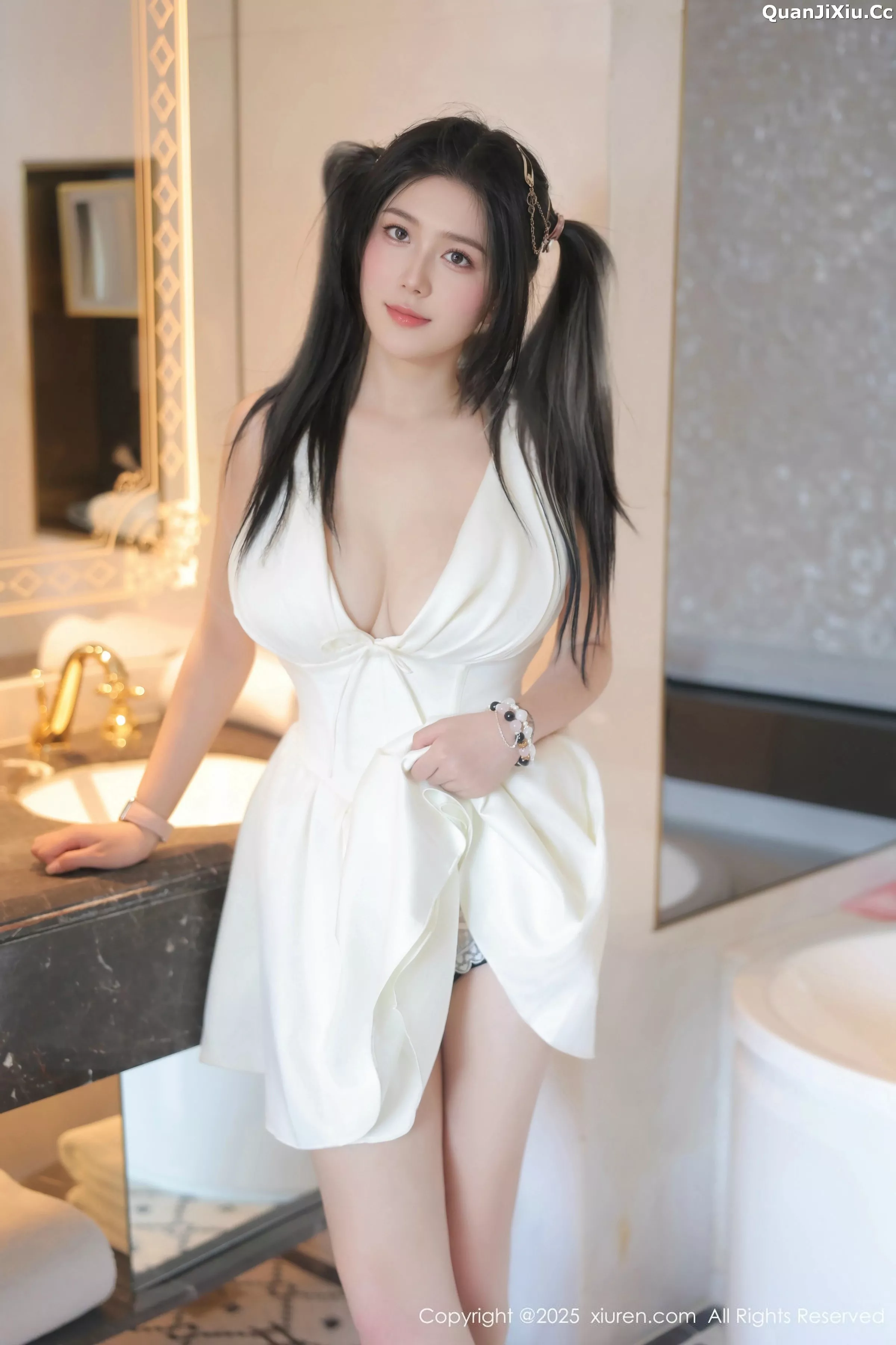   [XiuRen]高清写真图 2025.05.12 No.10262 诺诺Hsu 粉色情趣第4张图片