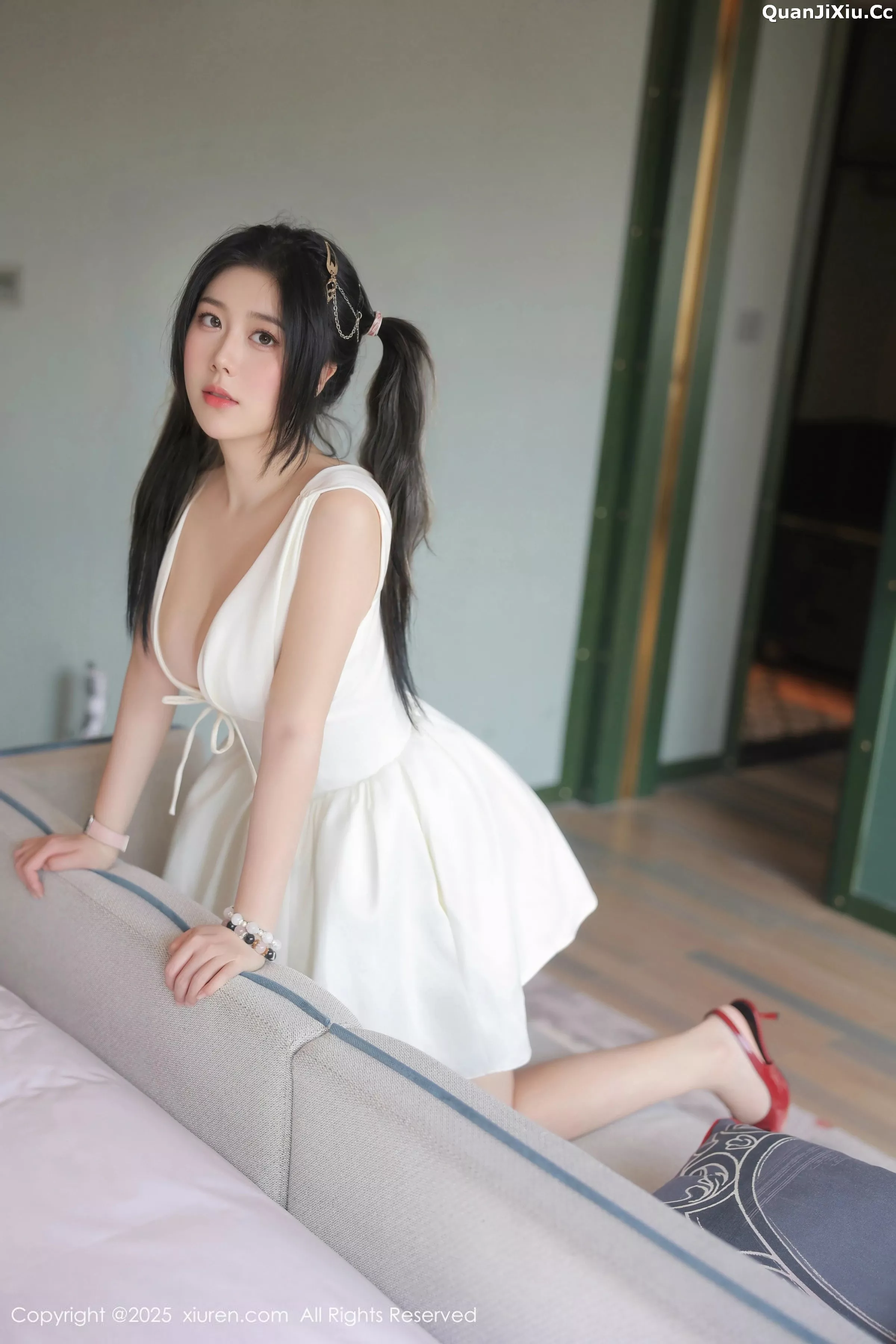   [XiuRen]高清写真图 2025.05.12 No.10262 诺诺Hsu 粉色情趣第7张图片