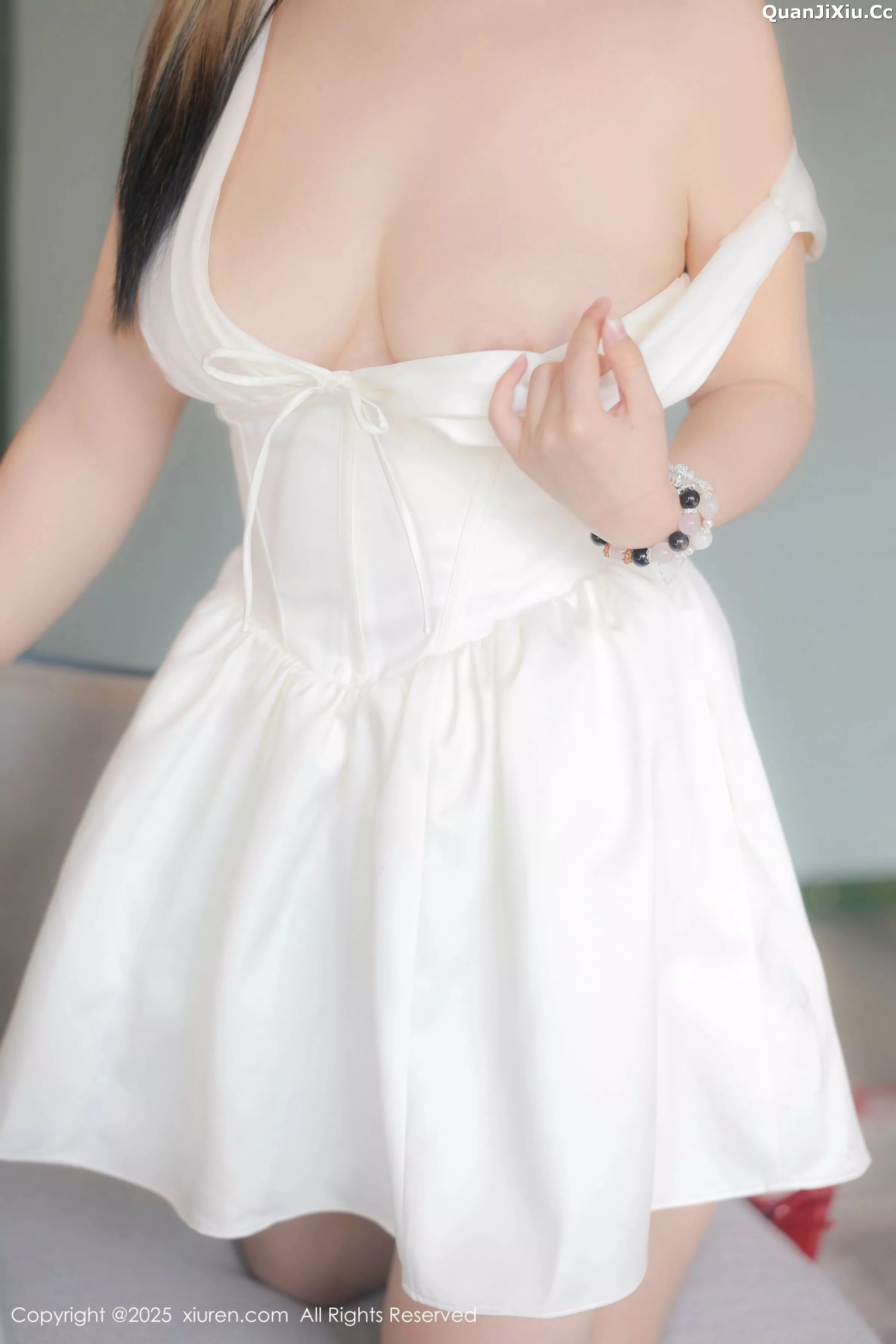   [XiuRen]高清写真图 2025.05.12 No.10262 诺诺Hsu 粉色情趣第8张图片