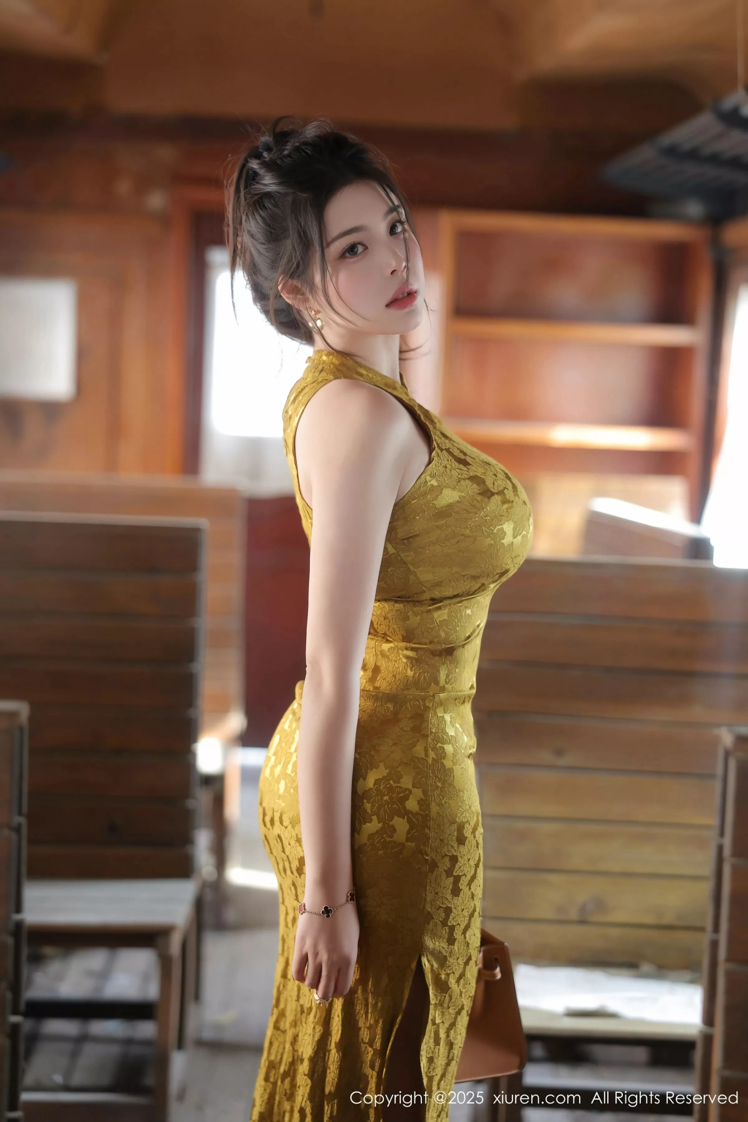   [XiuRen]高清写真图 2025.05.13 No.10269 林若凡F 黄色旗袍第4张图片