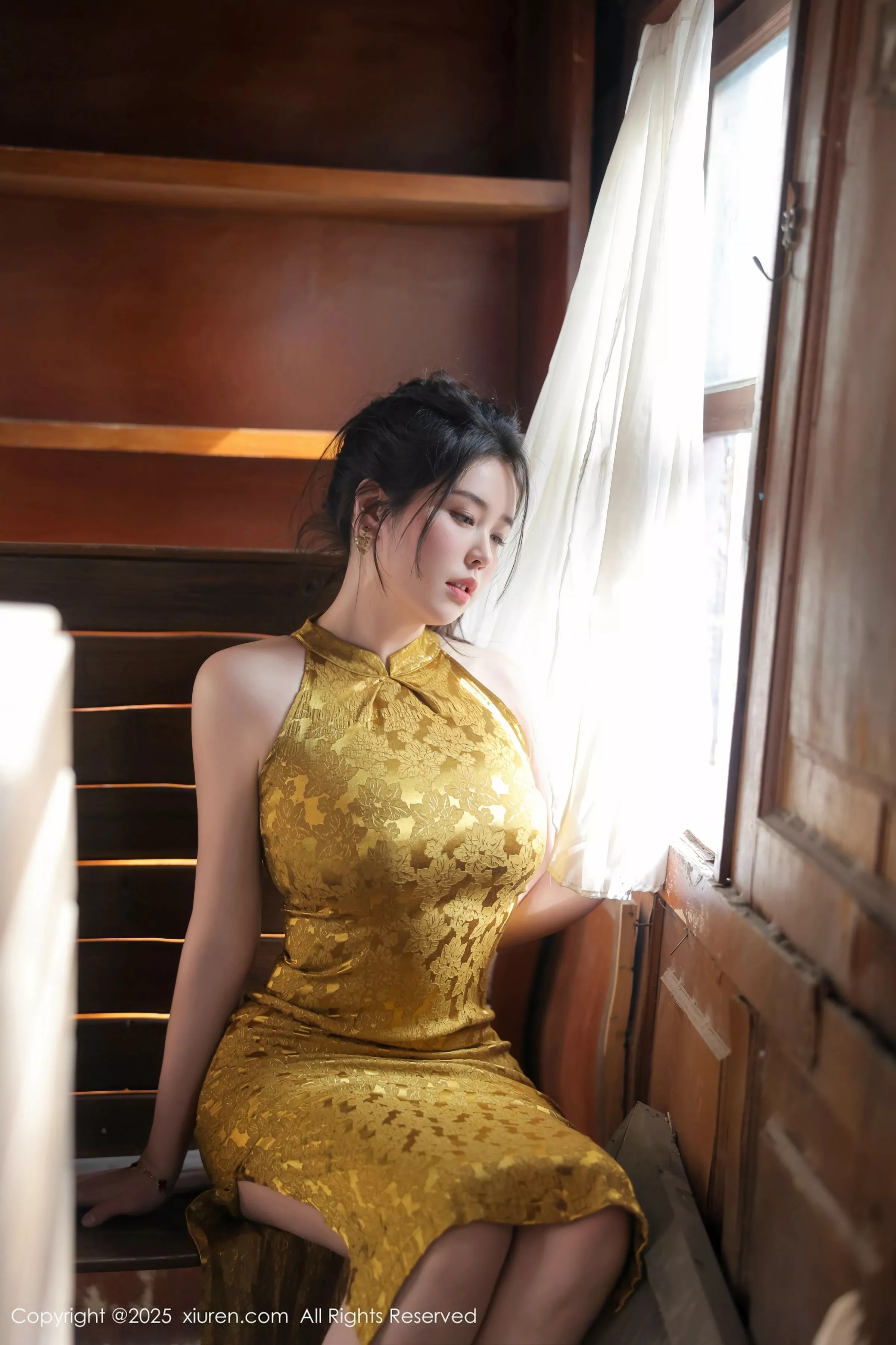   [XiuRen]高清写真图 2025.05.13 No.10269 林若凡F 黄色旗袍第5张图片