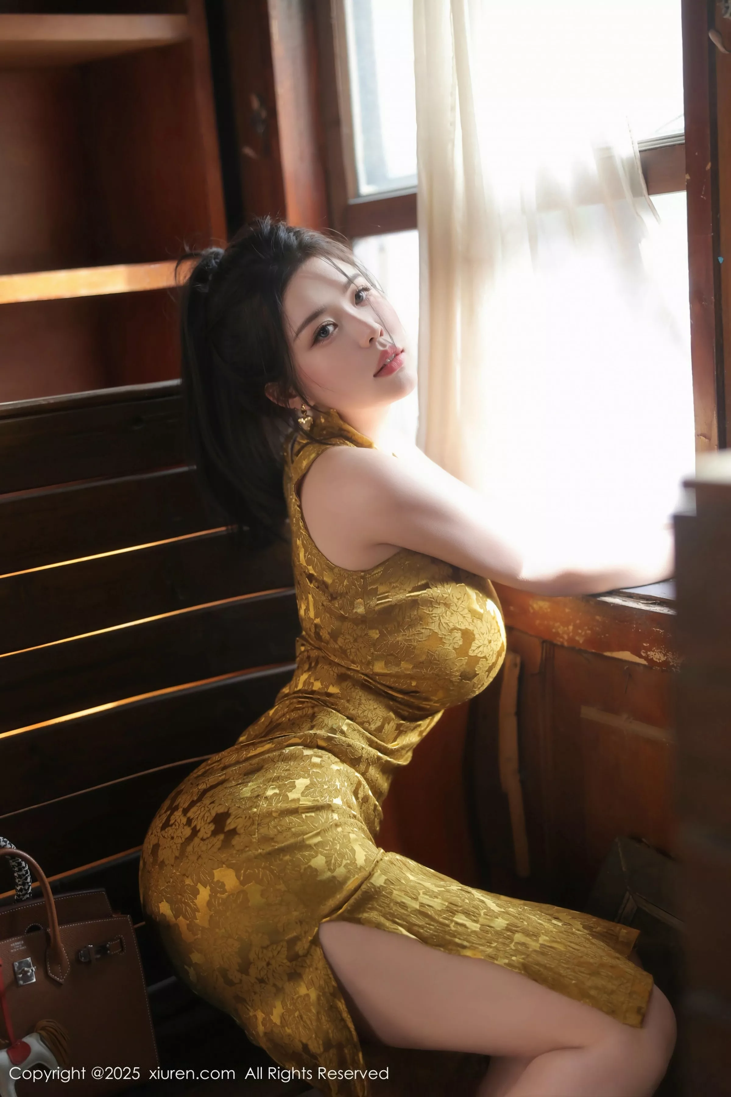   [XiuRen]高清写真图 2025.05.13 No.10269 林若凡F 黄色旗袍第8张图片