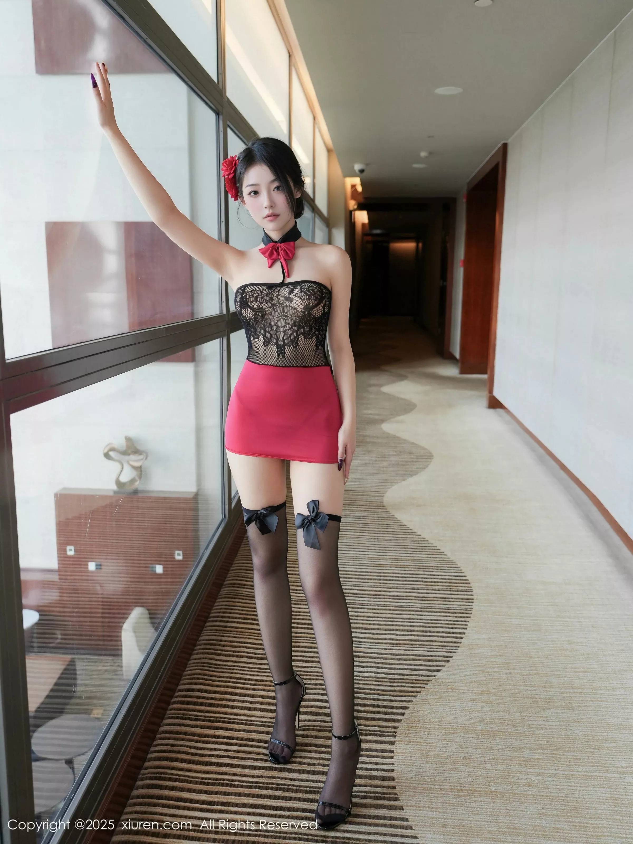   [XiuRen]高清写真图 2025.05.15 No.10279 白琮瑗 蕾丝红裙第5张图片