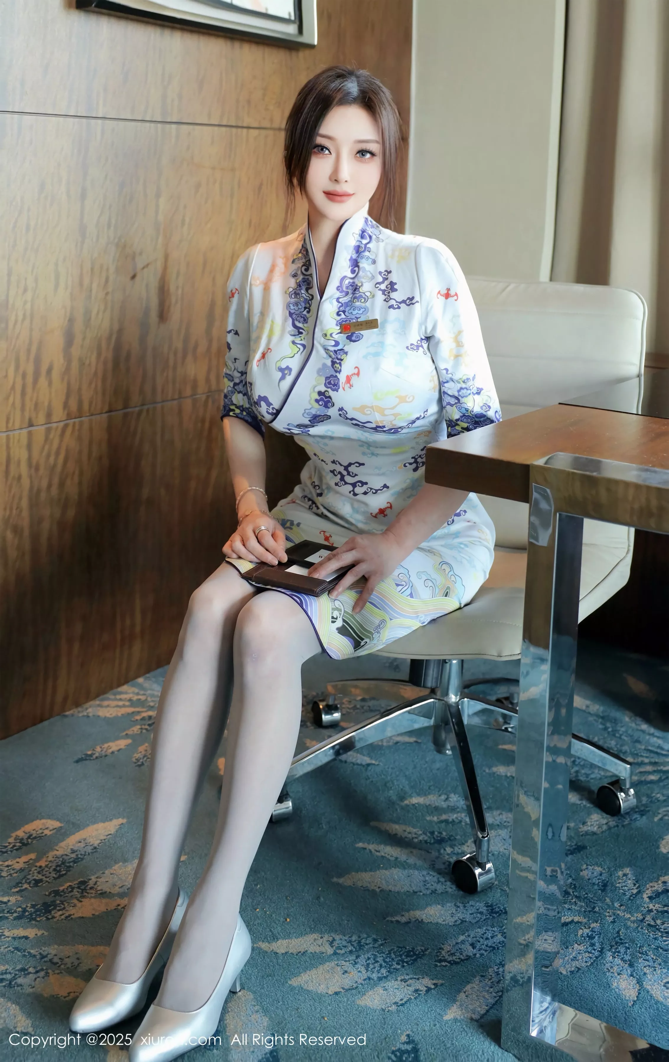   [XiuRen]高清写真图 2025.05.14 No.10273 苏一诺 青色旗袍第9张图片