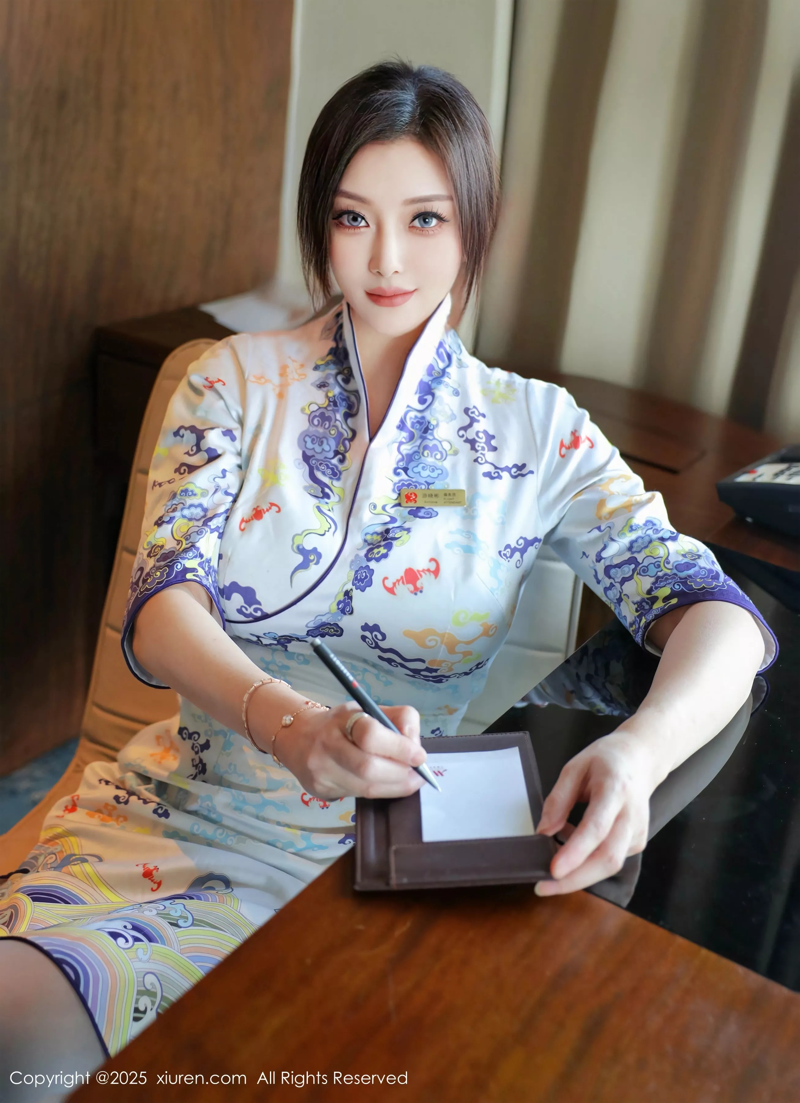   [XiuRen]高清写真图 2025.05.14 No.10273 苏一诺 青色旗袍第10张图片