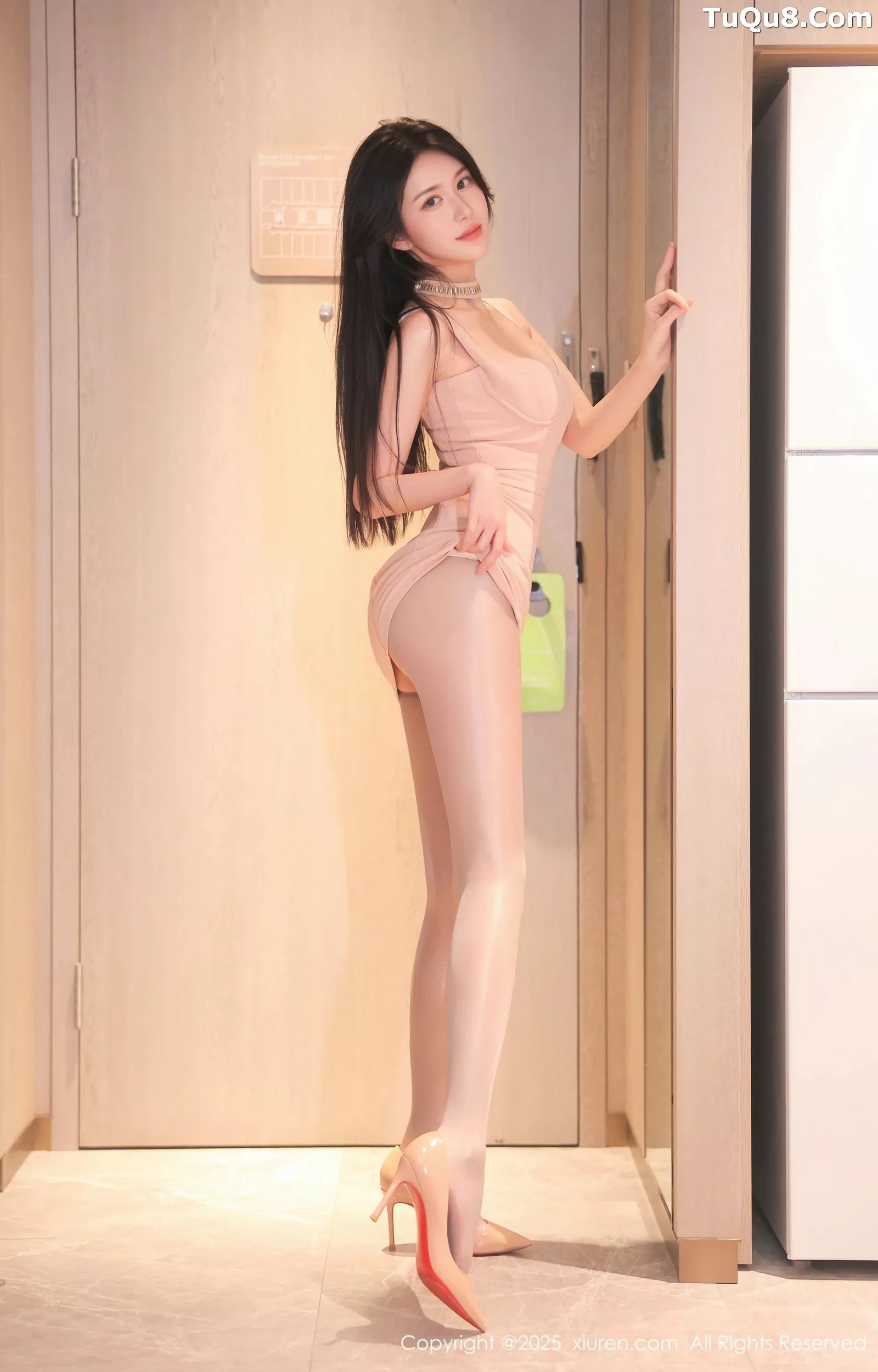   [XiuRen]高清写真图 2025.05.29 No.10339 shelly诗莉吖 粉色连衣短第4张图片