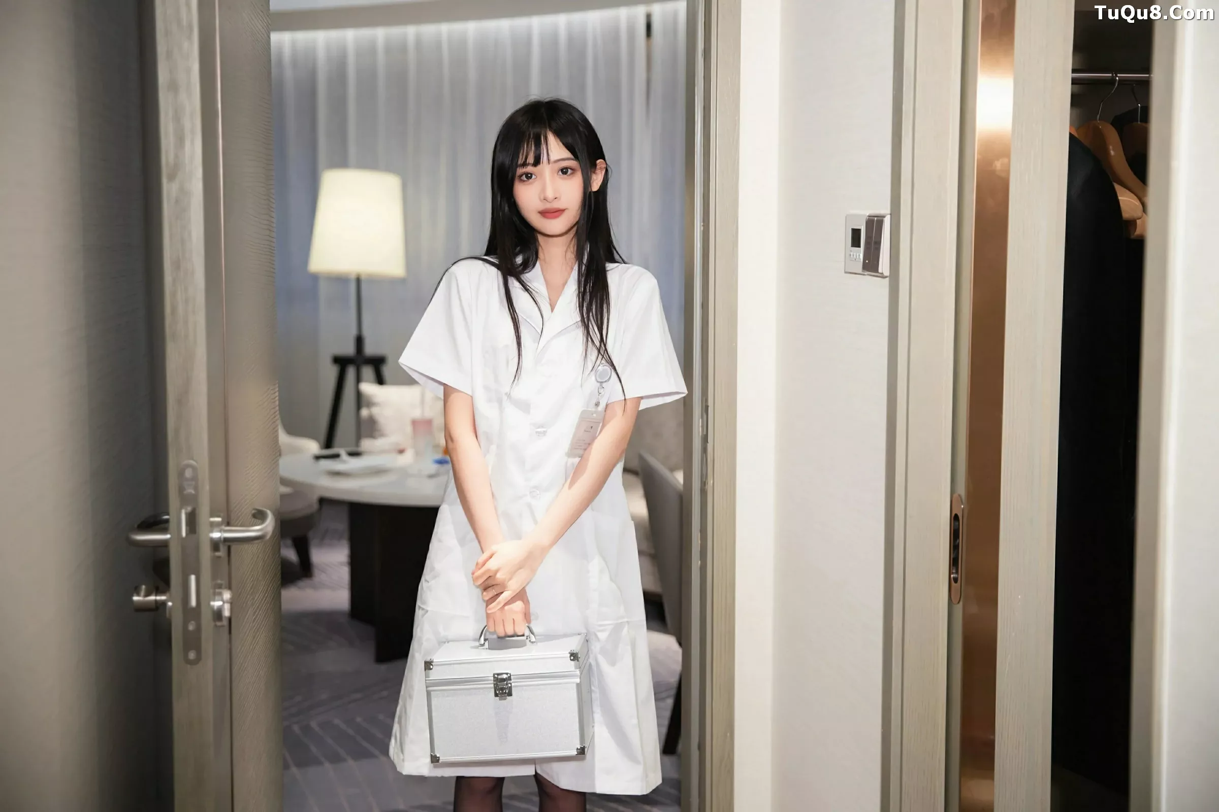 [XiuRen]高清写真图 2025.06.06 No.10373 茂木希子 白色护士服-套图网