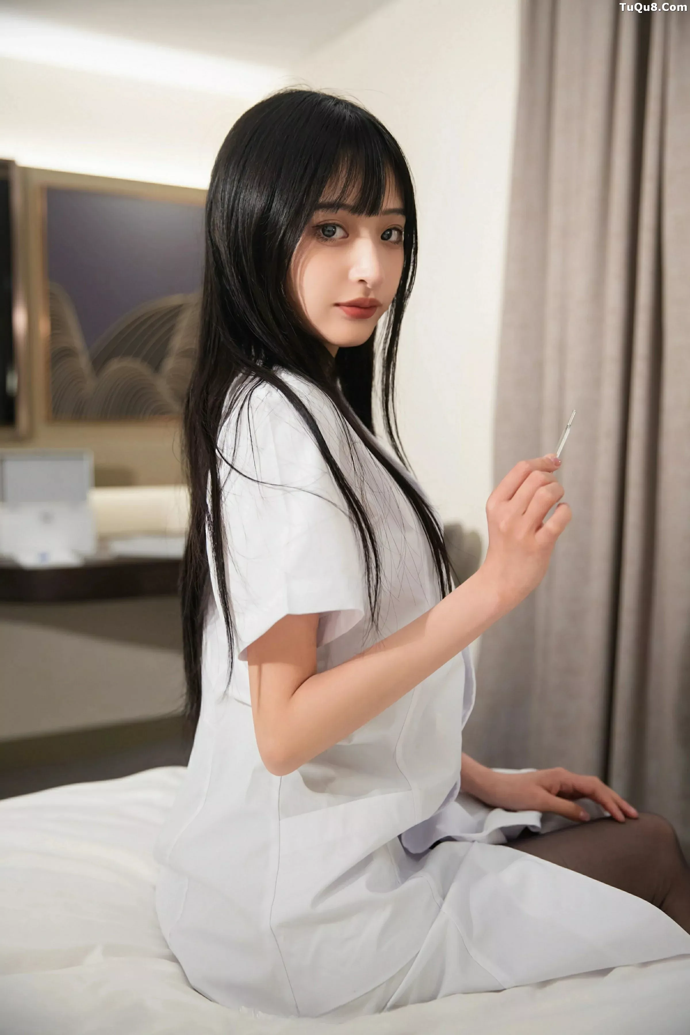   [XiuRen]高清写真图 2025.06.06 No.10373 茂木希子 白色护士服第7张图片