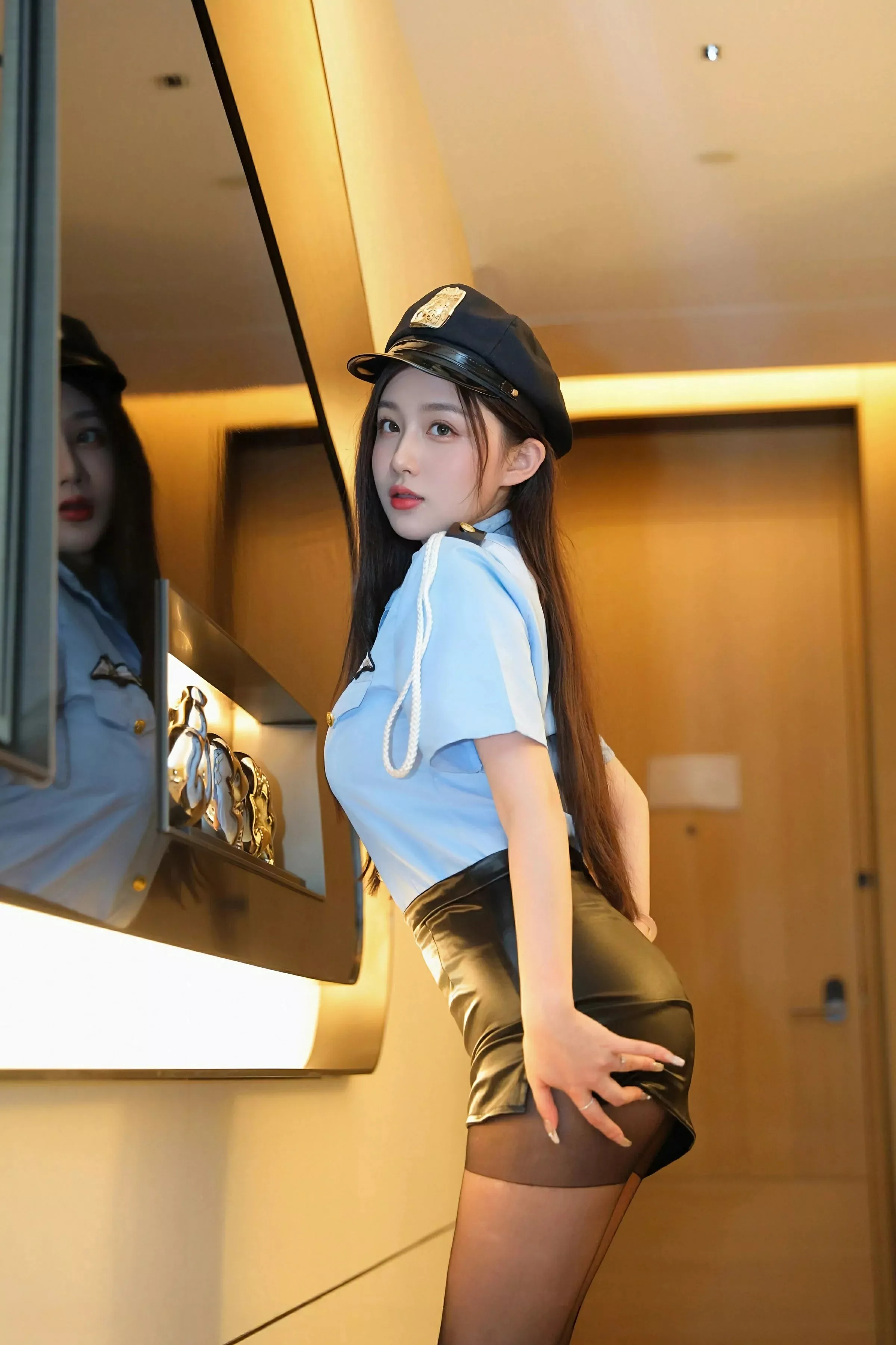   [XiuRen]高清写真图 2025.06.13 No.10410 奶油猫呀 蓝色制服第3张图片