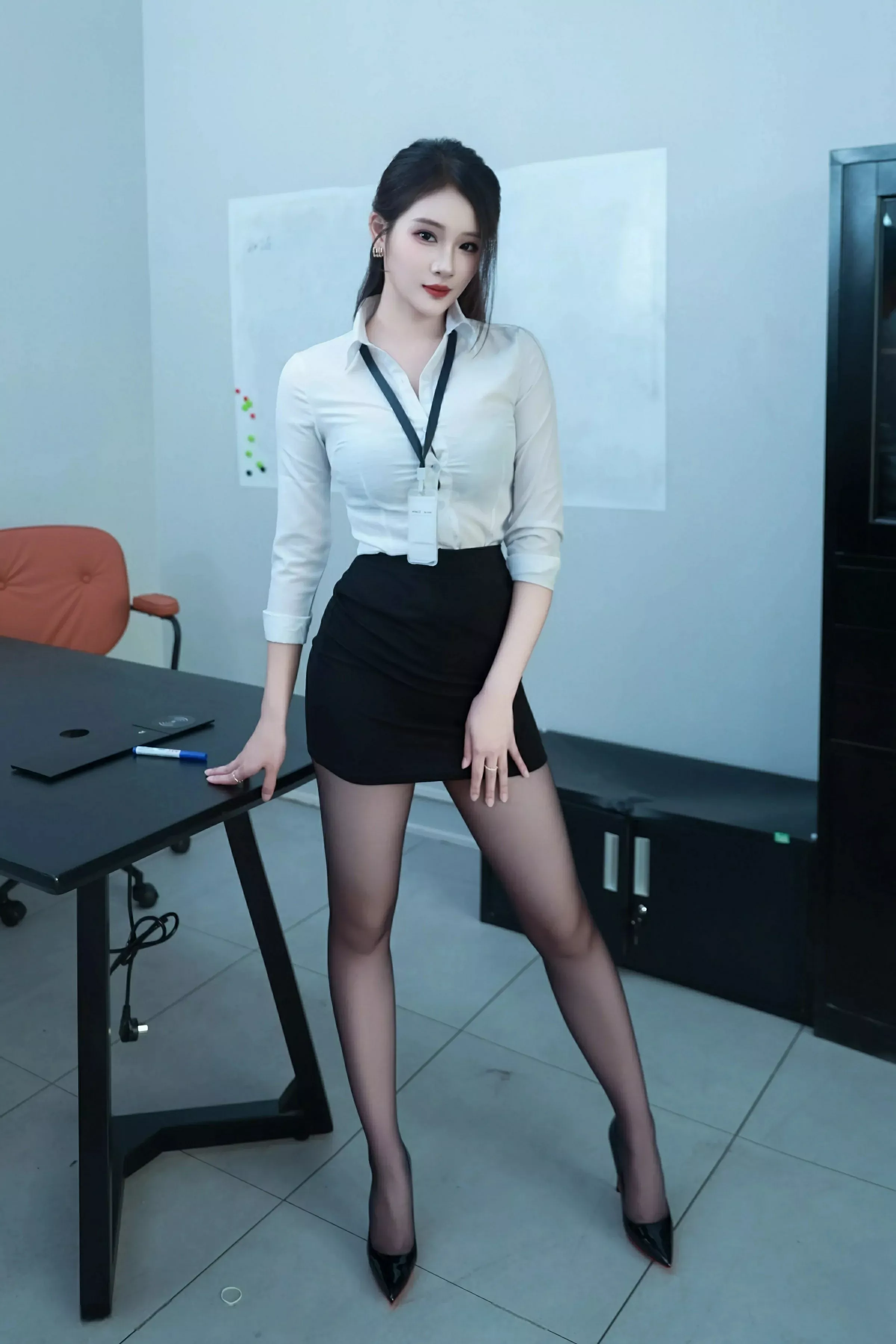   [XiuRen]高清写真图 2025.06.13 No.10406 南乔 职业套装第9张图片