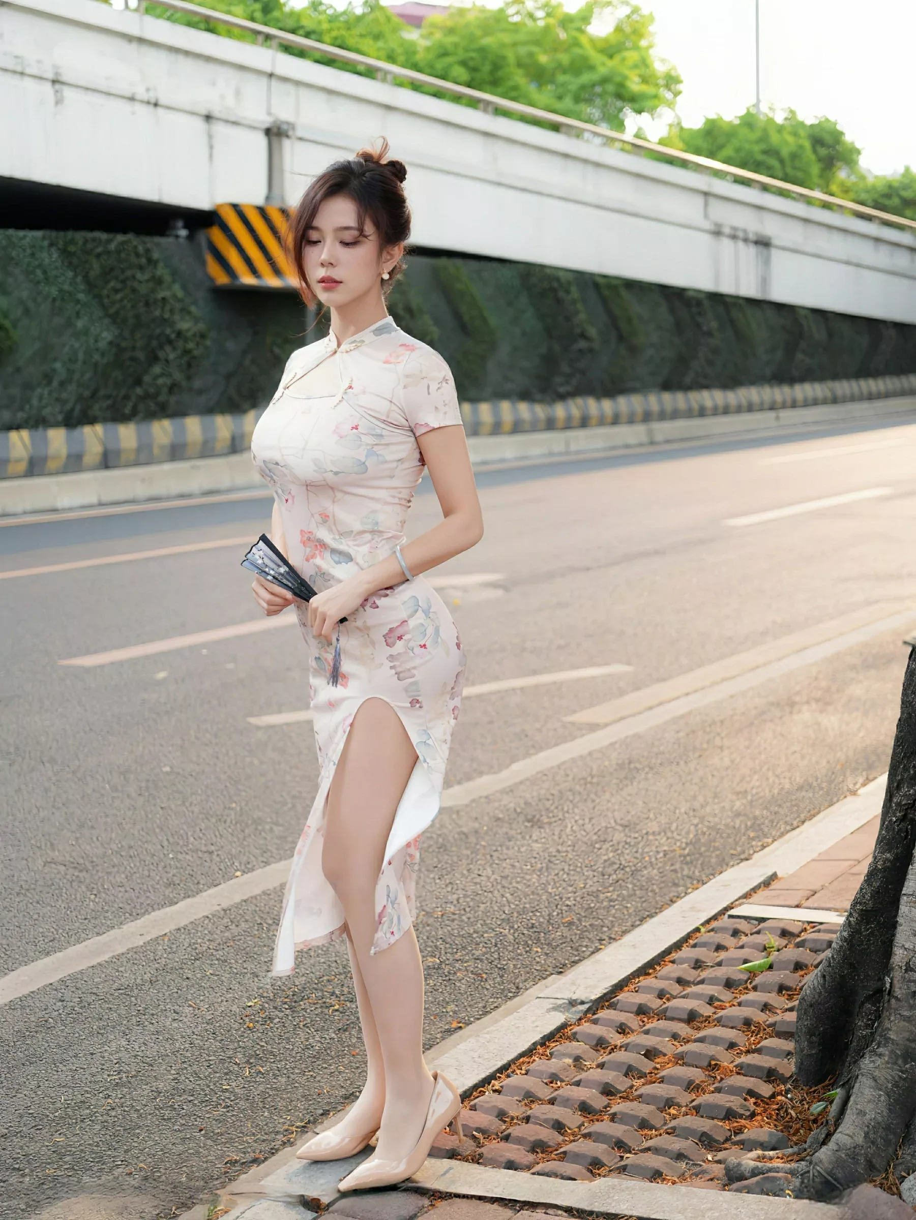   [XiuRen]高清写真图 2025.06.17 No.10419 玫瑰我爱你 浅色旗袍第6张图片