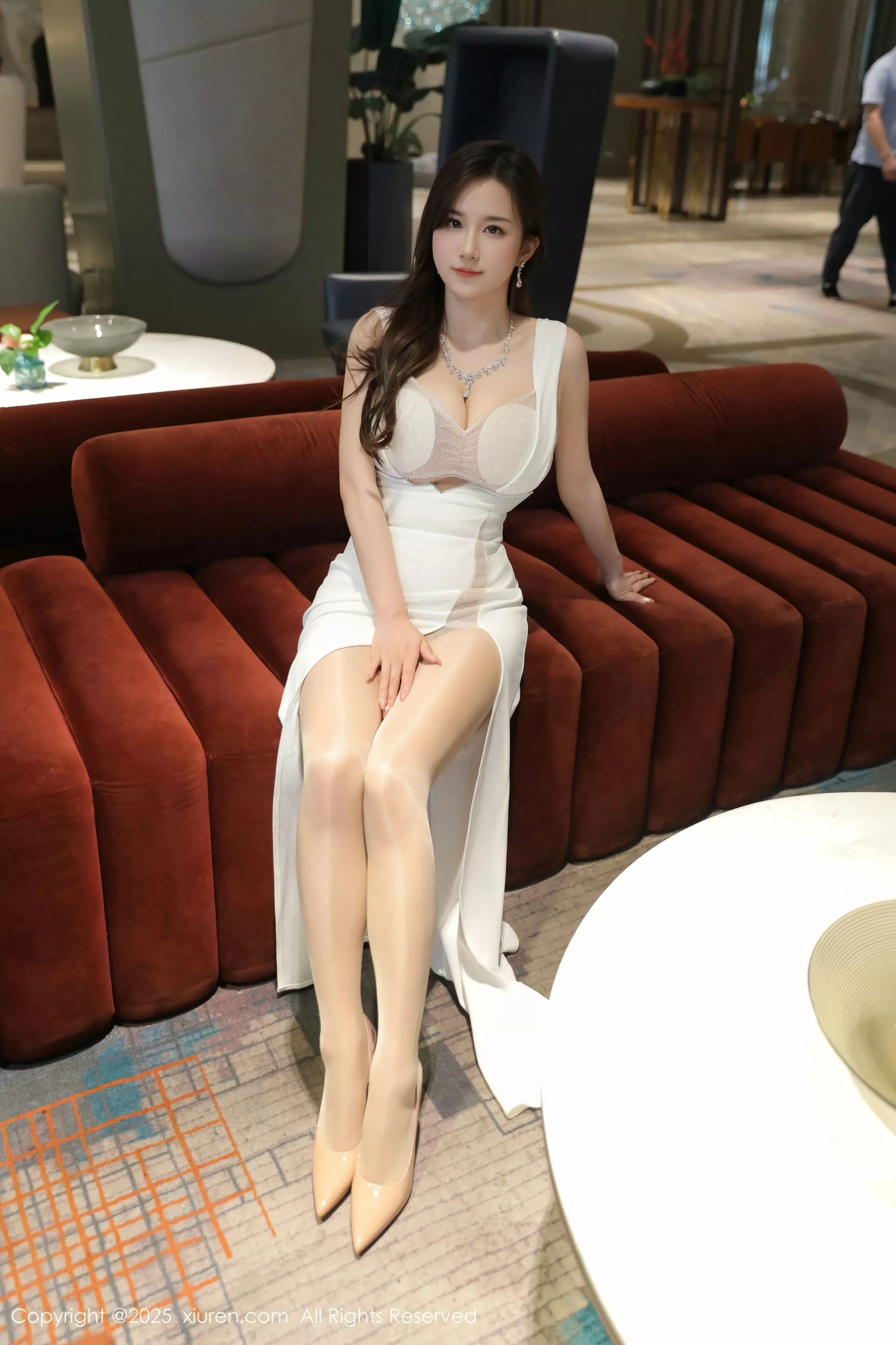   [XiuRen]高清写真图 2025.06.18 No.10429 小肉肉咪 白色礼服第6张图片