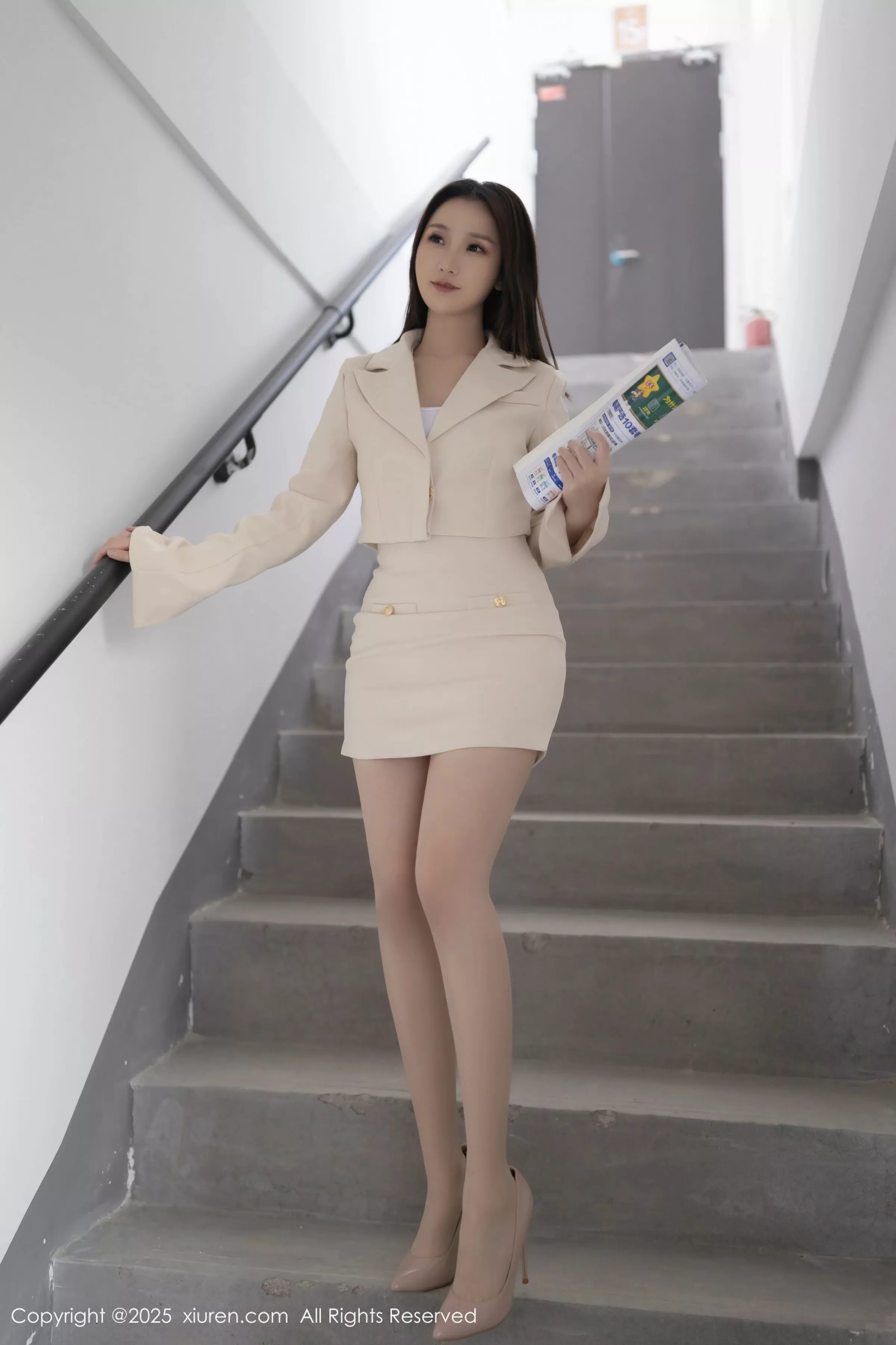 [XiuRen]高清写真图 2025.06.18 No.10428 杏子Yada 浅色短裙-套图网