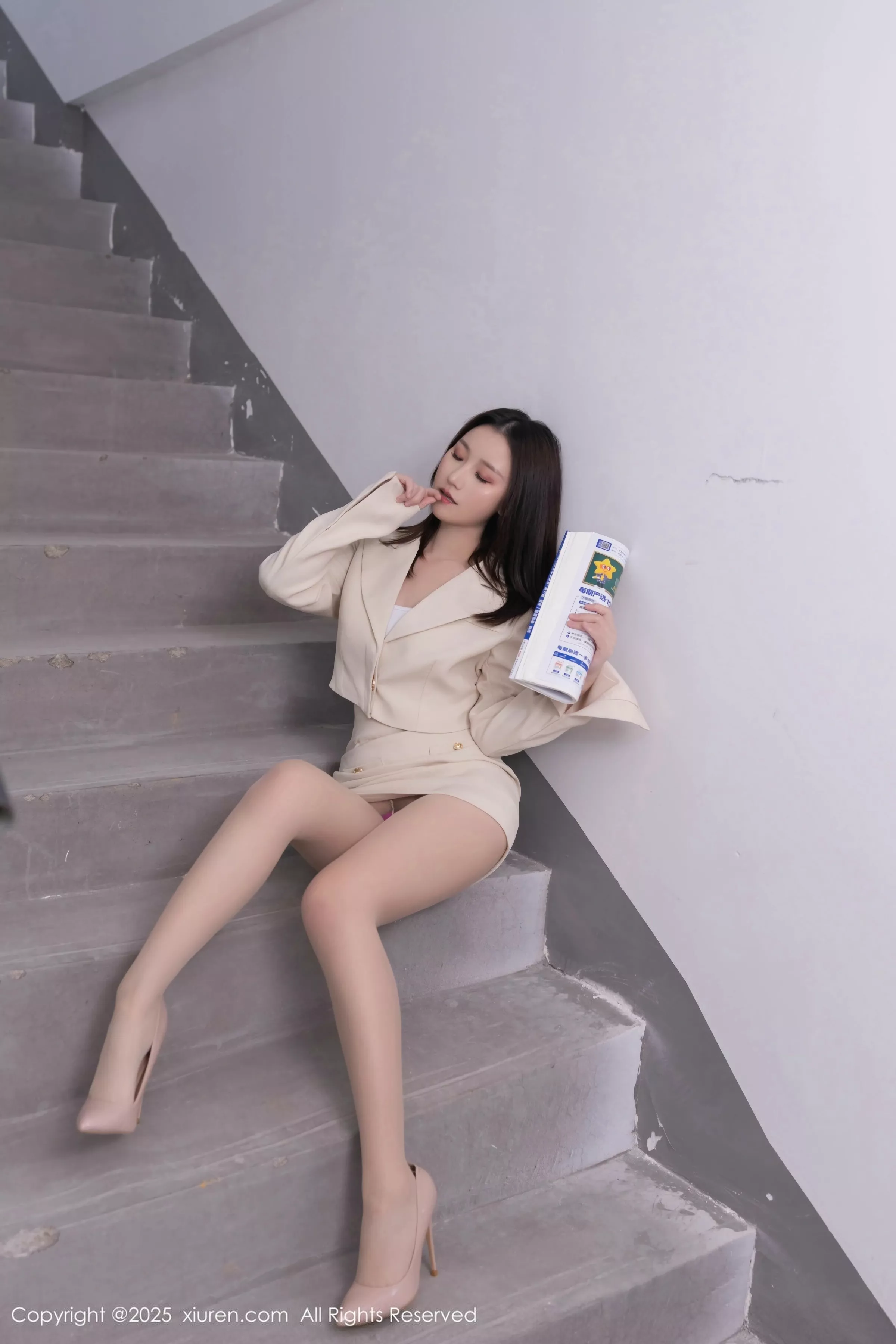   [XiuRen]高清写真图 2025.06.18 No.10428 杏子Yada 浅色短裙第4张图片