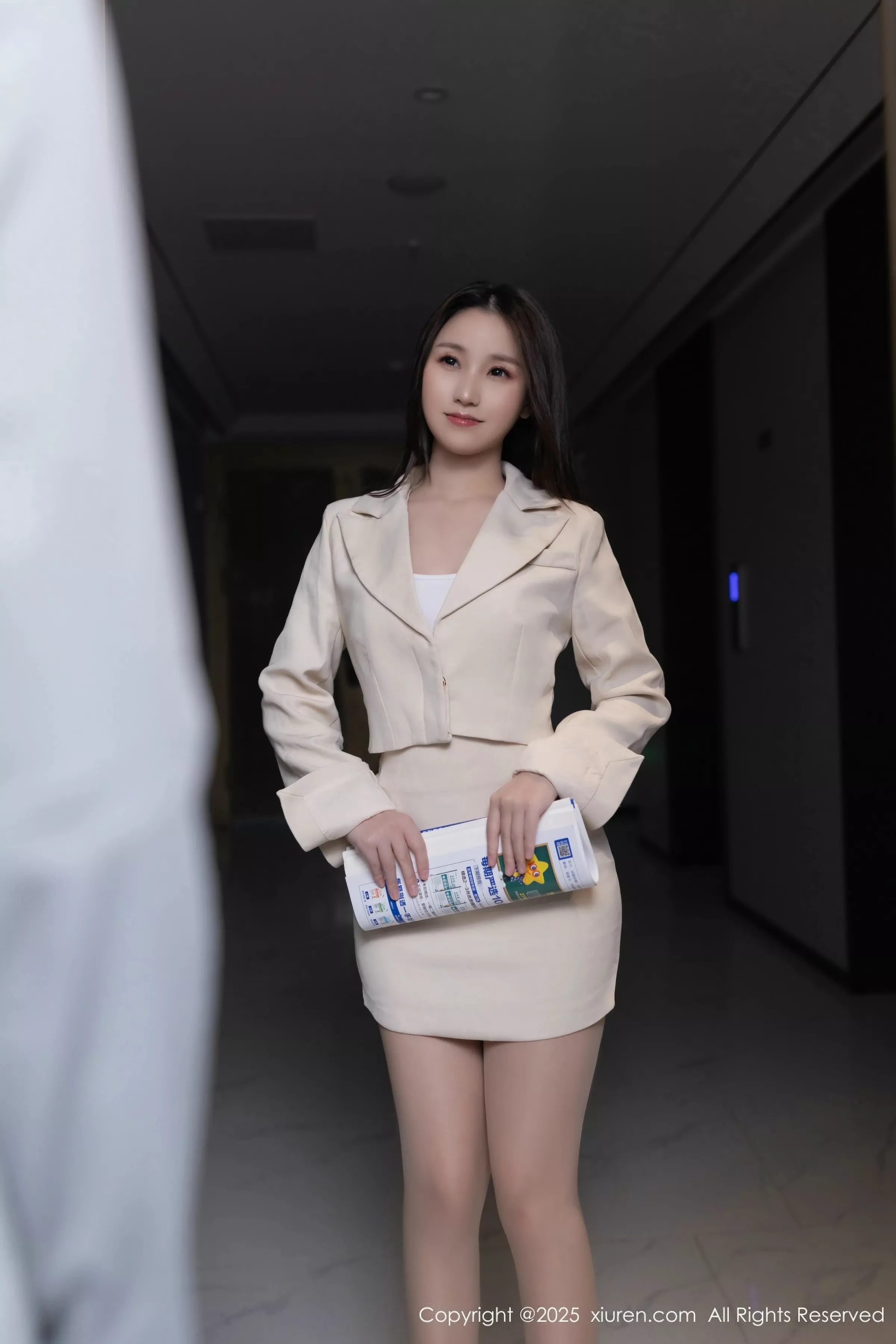   [XiuRen]高清写真图 2025.06.18 No.10428 杏子Yada 浅色短裙第7张图片