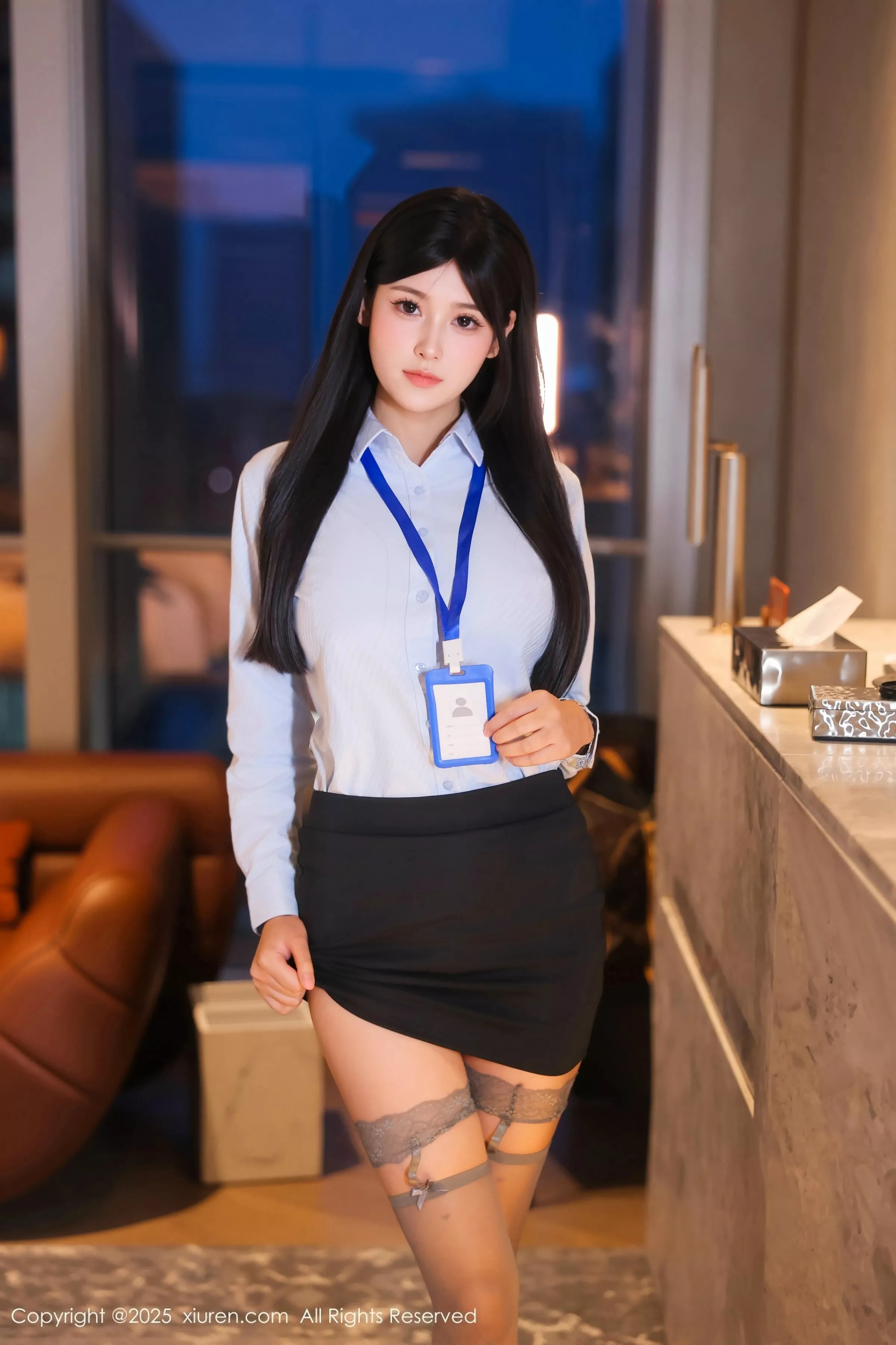   [XiuRen]高清写真图 2025.06.20 No.10440 余安安 OL服饰第3张图片