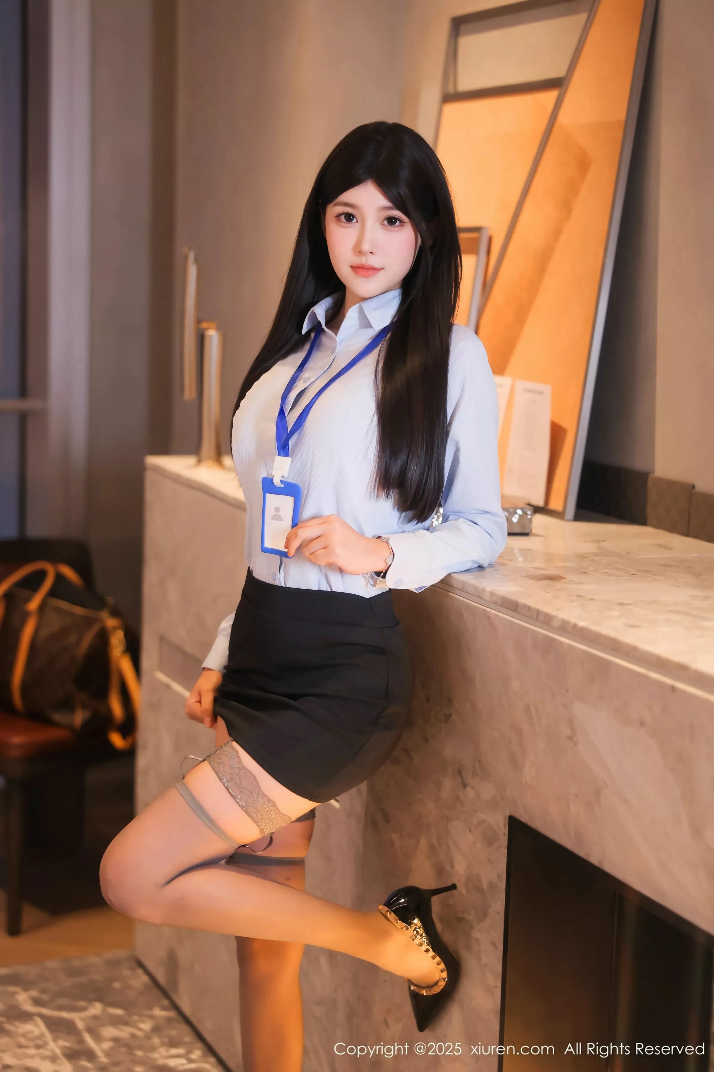   [XiuRen]高清写真图 2025.06.20 No.10440 余安安 OL服饰第4张图片