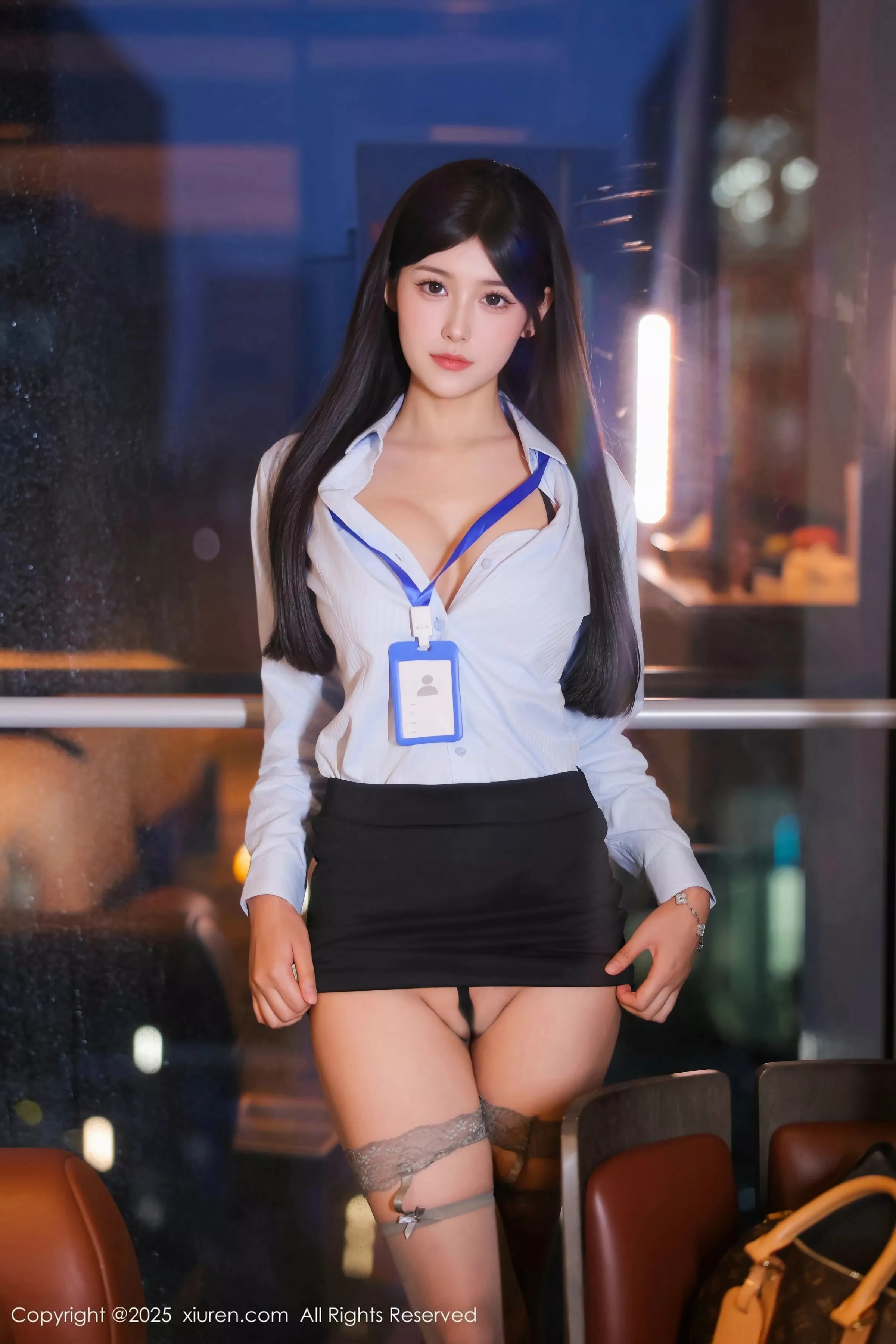   [XiuRen]高清写真图 2025.06.20 No.10440 余安安 OL服饰第10张图片