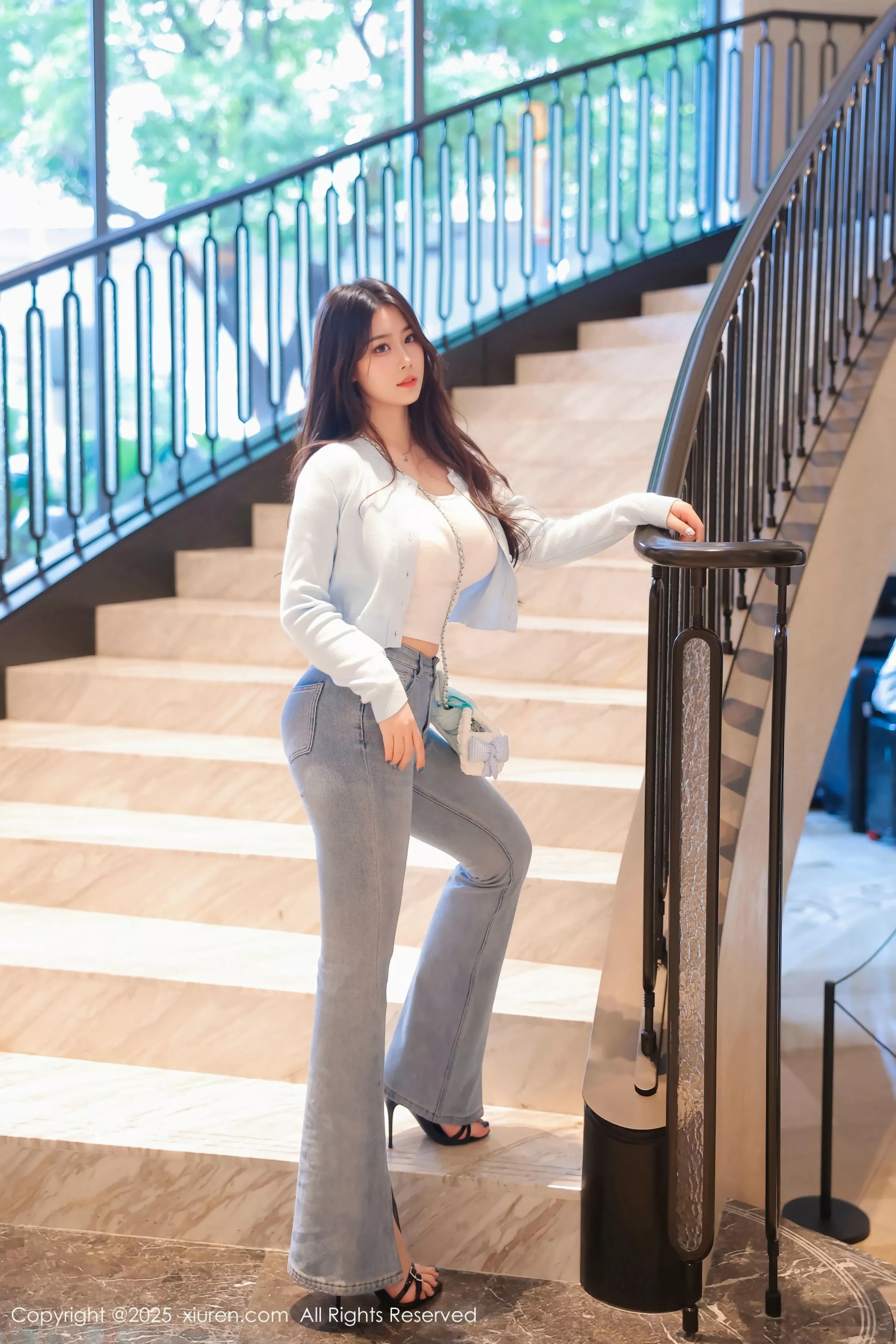   [XiuRen]高清写真图 2025.06.23 No.10450 蛋蛋宝 魅惑黑丝第2张图片