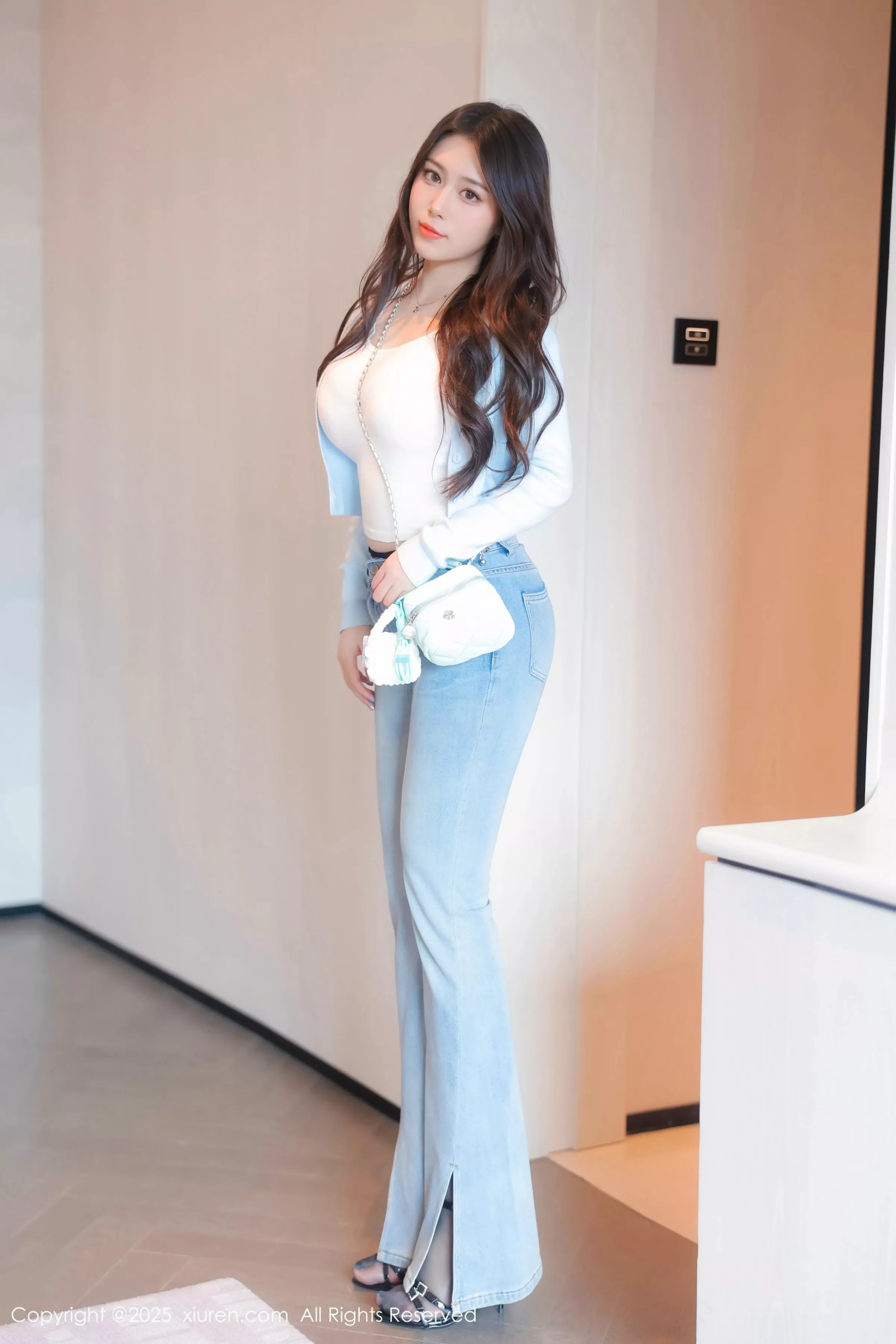   [XiuRen]高清写真图 2025.06.23 No.10450 蛋蛋宝 魅惑黑丝第7张图片