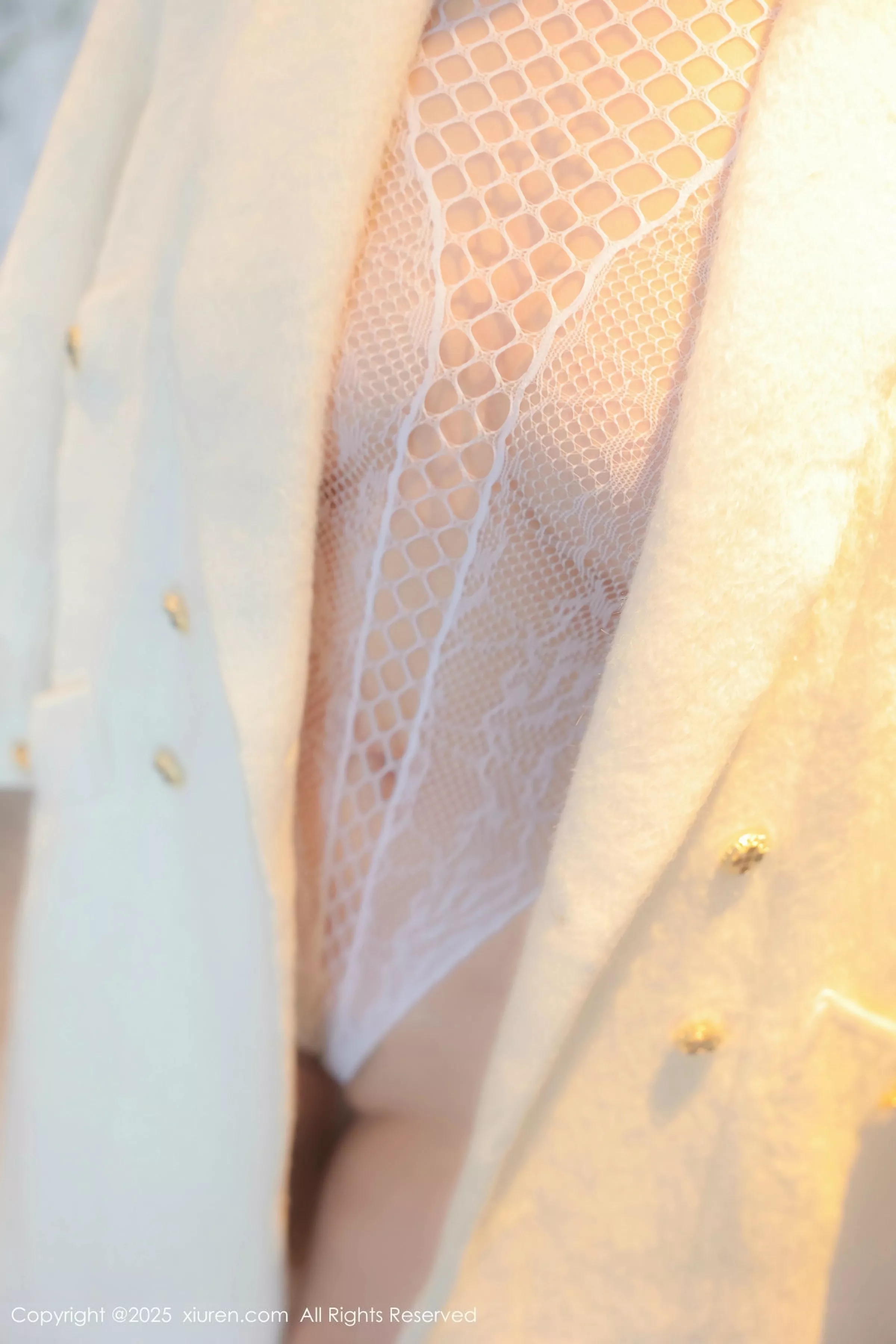   [XiuRen]高清写真图 2025.06.24 No.10454 瓦达西 白色丝袜第2张图片