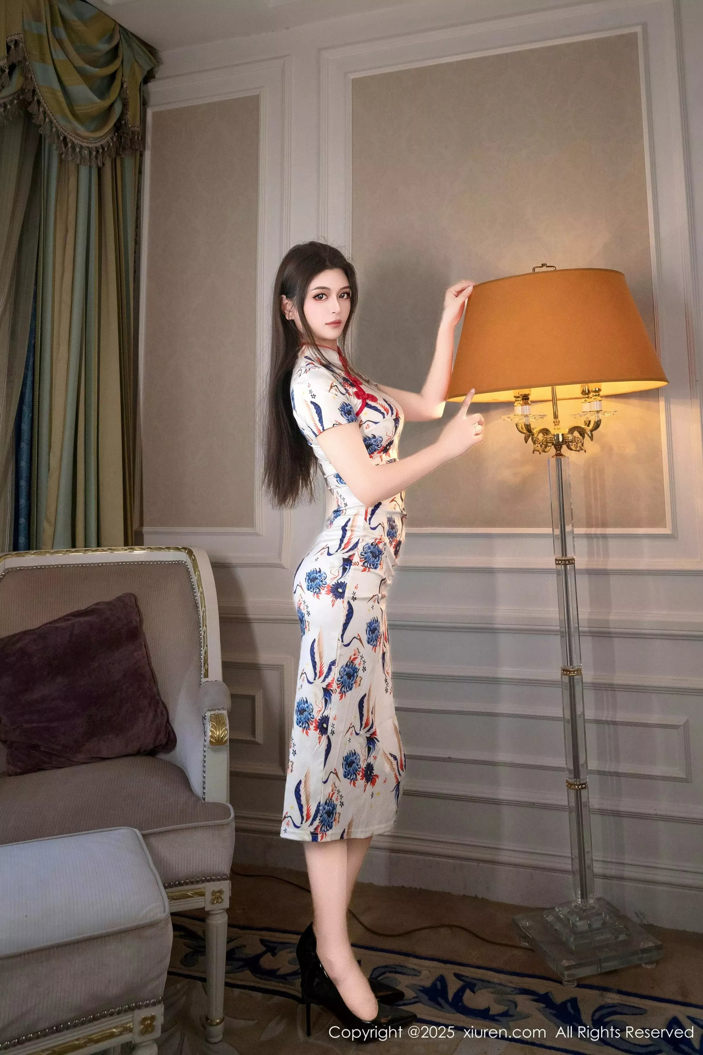   [XiuRen]高清写真图 2025.06.24 No.10452 灿宝 白色旗袍第8张图片