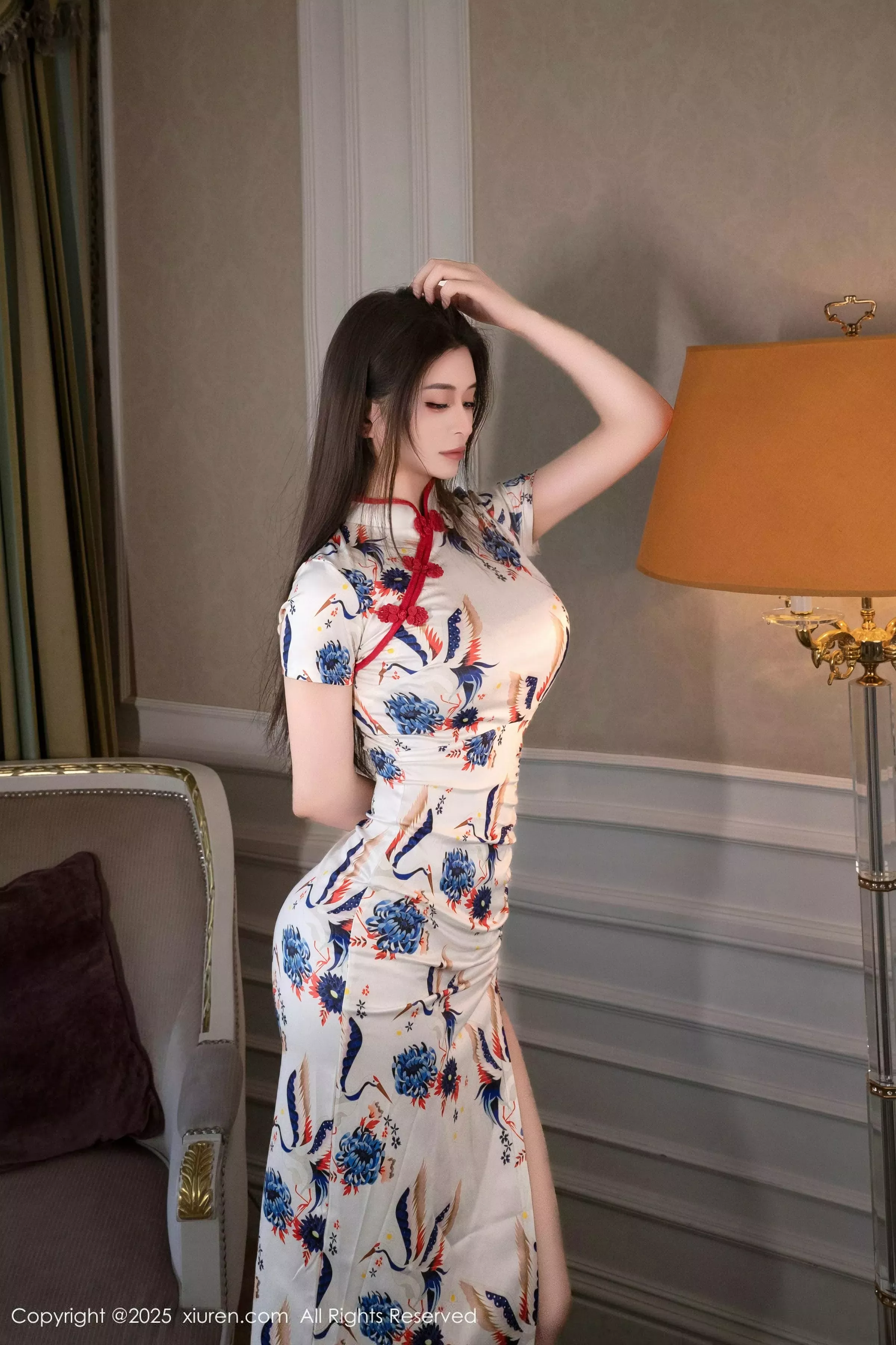   [XiuRen]高清写真图 2025.06.24 No.10452 灿宝 白色旗袍第9张图片