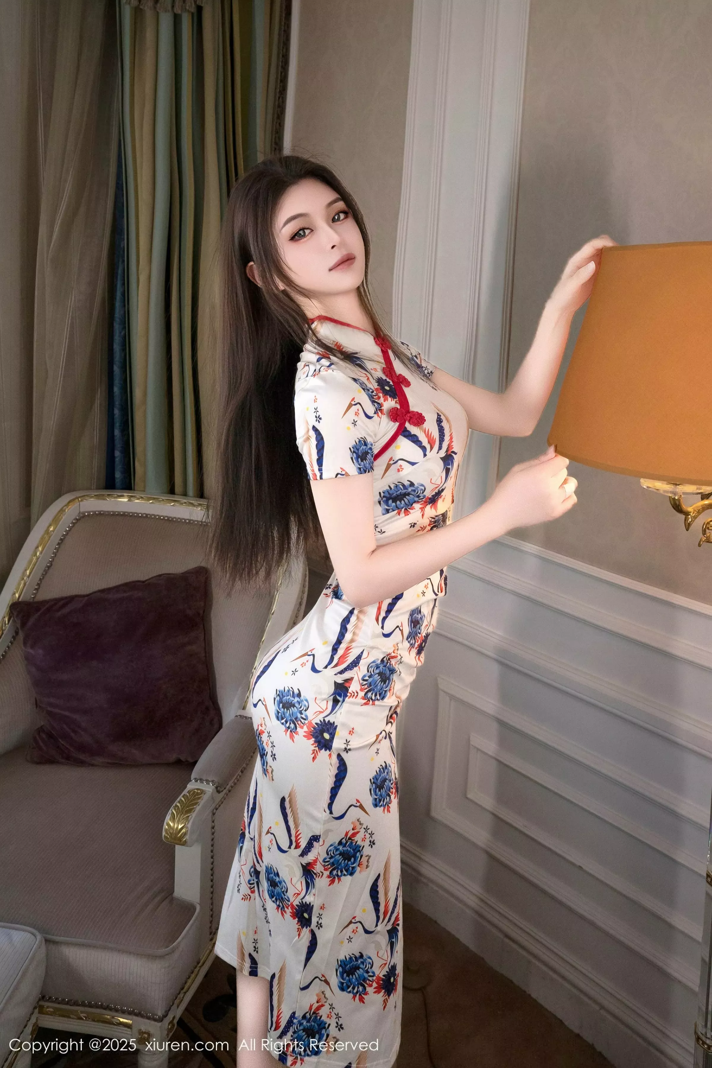   [XiuRen]高清写真图 2025.06.24 No.10452 灿宝 白色旗袍第10张图片