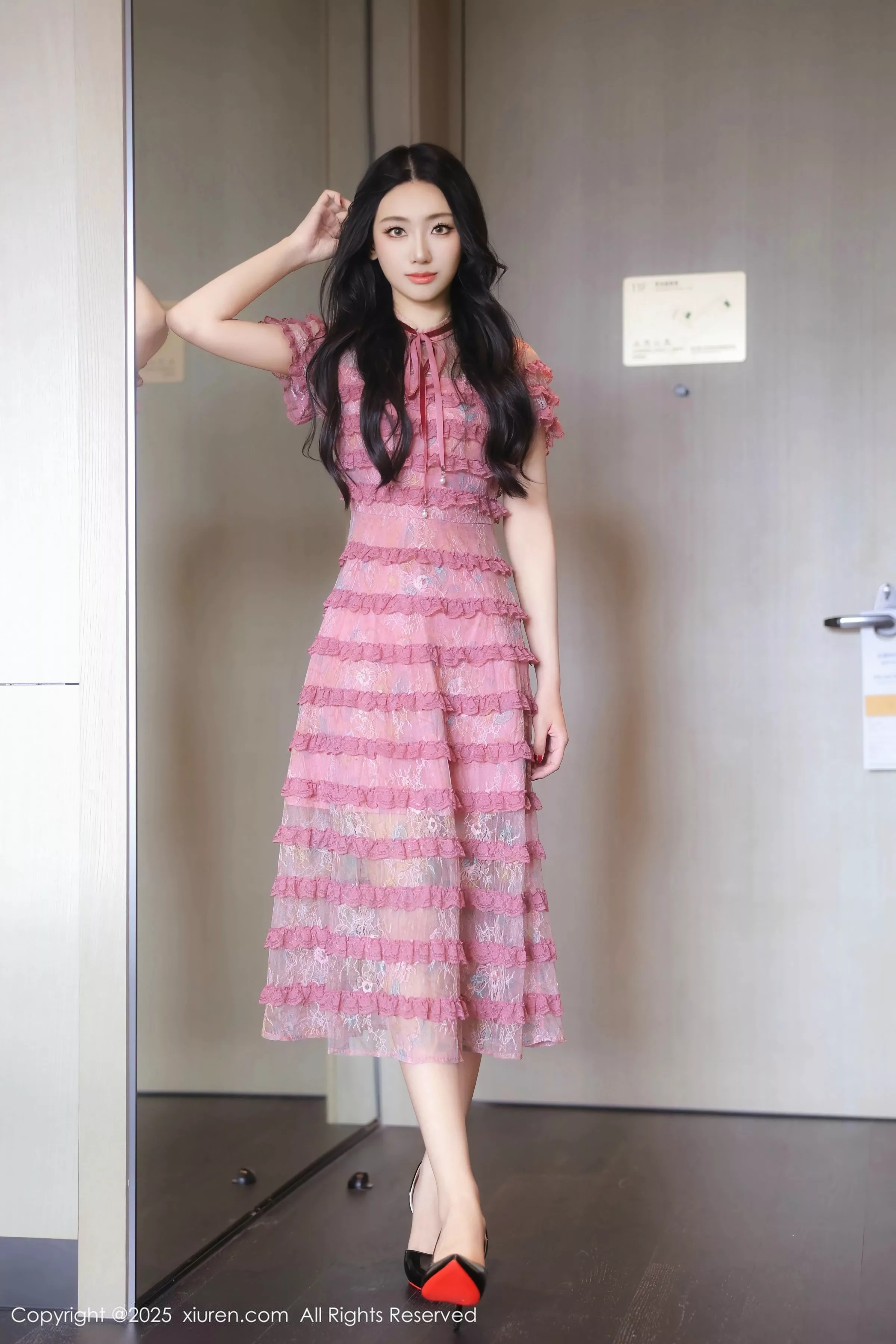 [XiuRen]高清写真图 2025.06.25 No.10459 桑宁 紫色连衣短裙-套图网