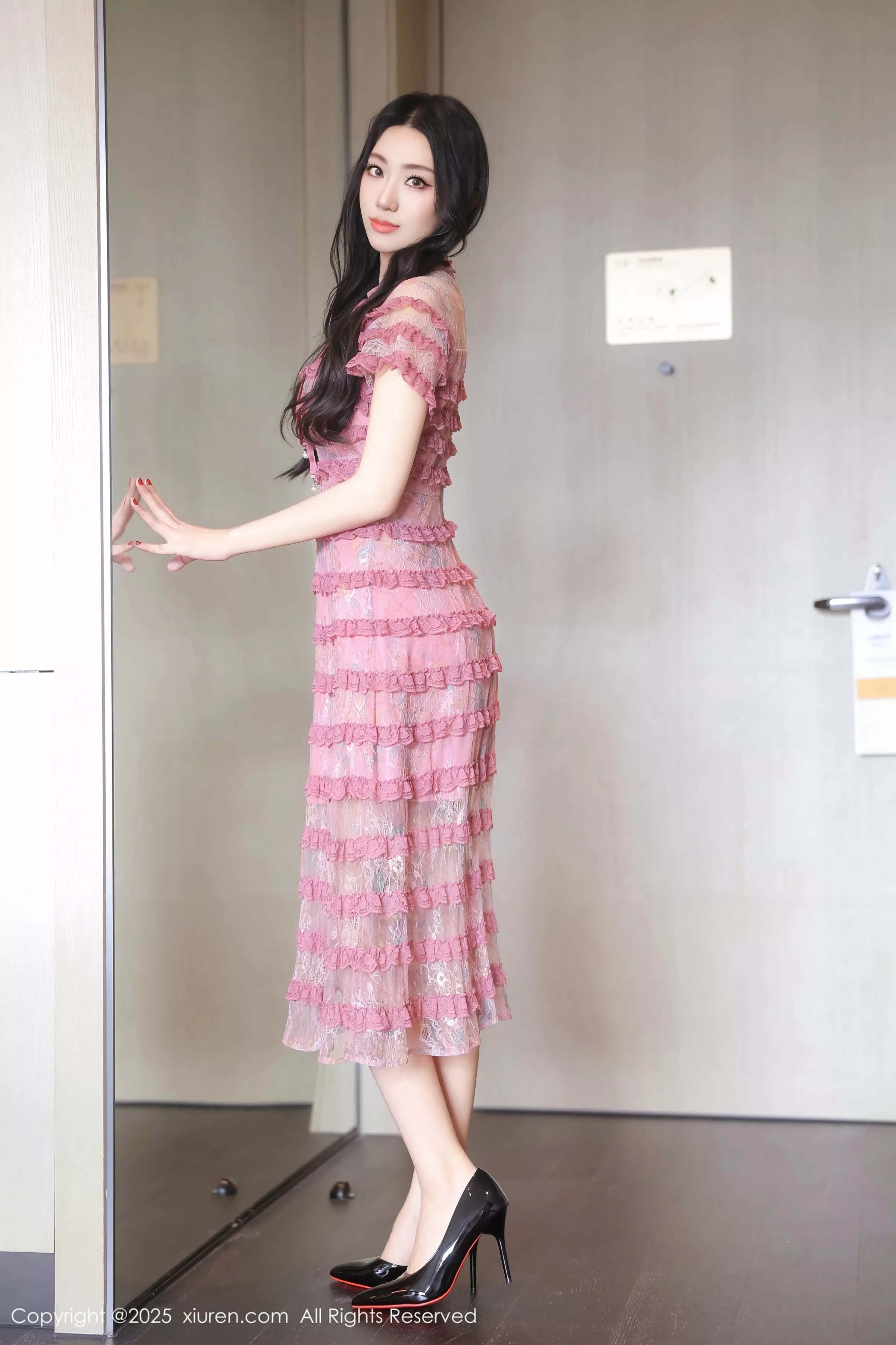   [XiuRen]高清写真图 2025.06.25 No.10459 桑宁 紫色连衣短裙第2张图片