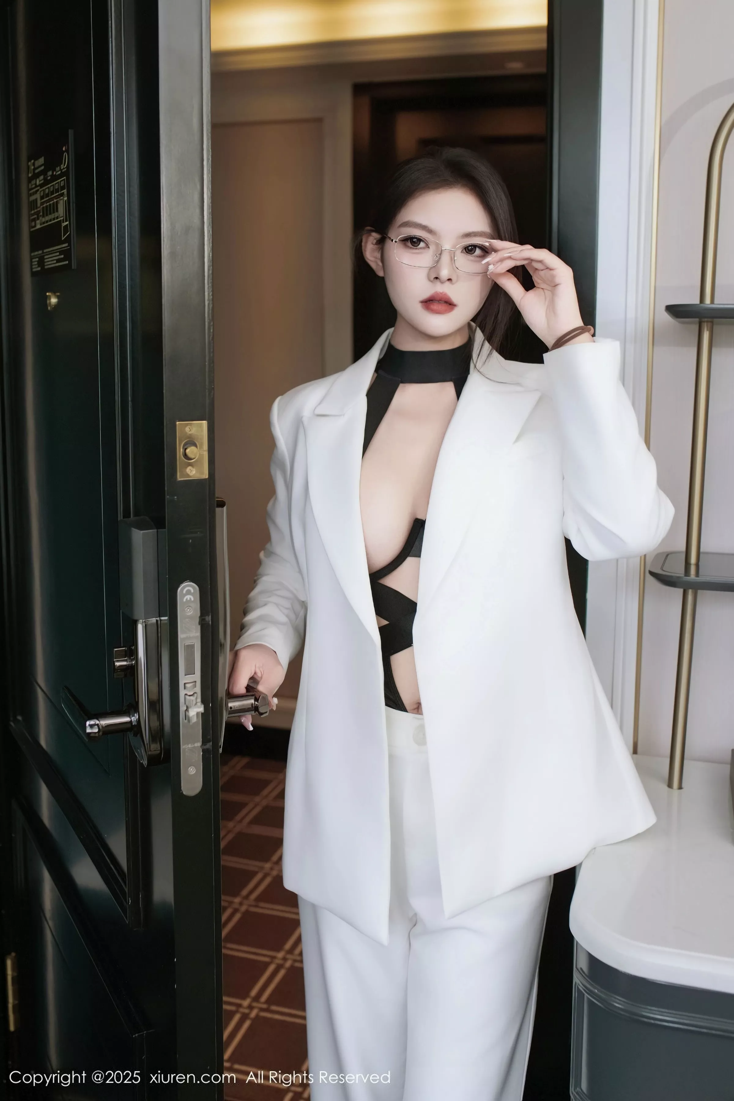 [XiuRen]高清写真图 2025.06.26 No.10464 冬安 白色西服-蕾丝猫