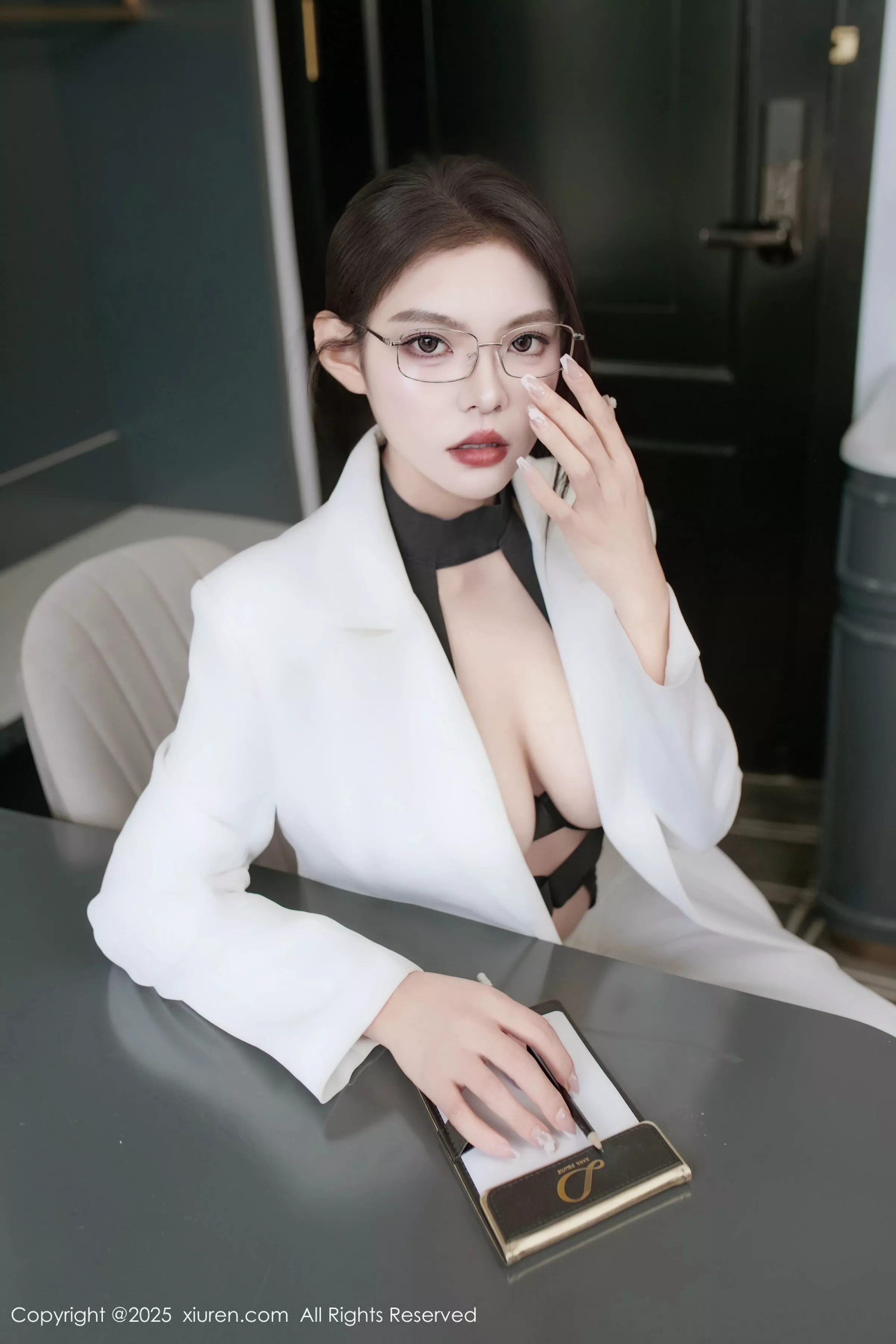   [XiuRen]高清写真图 2025.06.26 No.10464 冬安 白色西服第6张图片