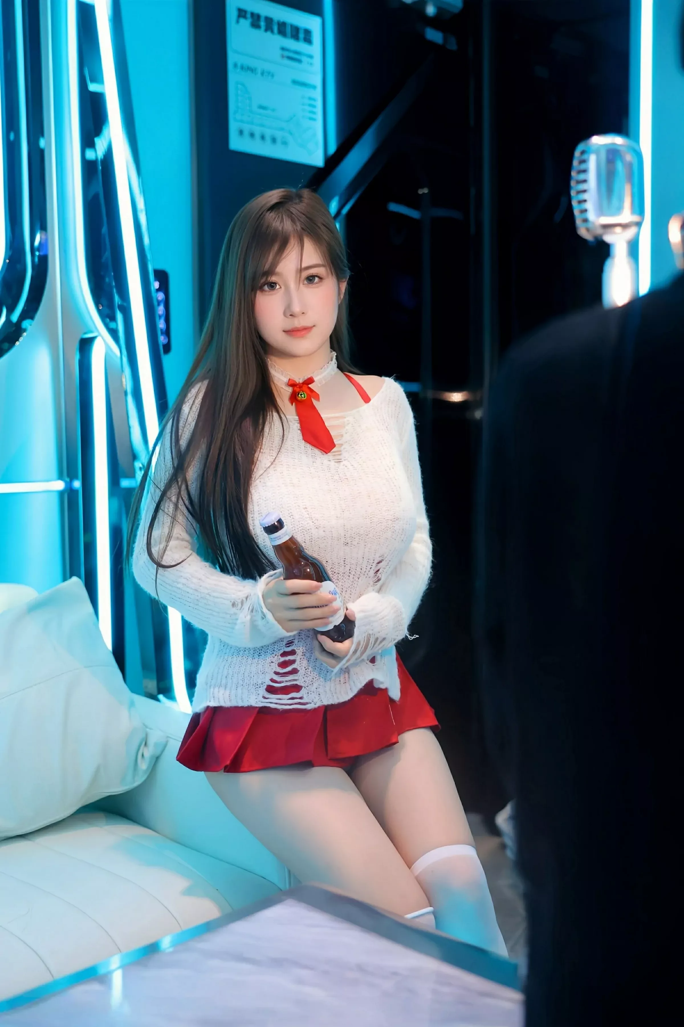   [XiuRen]高清写真图 2025.06.26 No.10470 小肉肉咪 红色短裙第4张图片