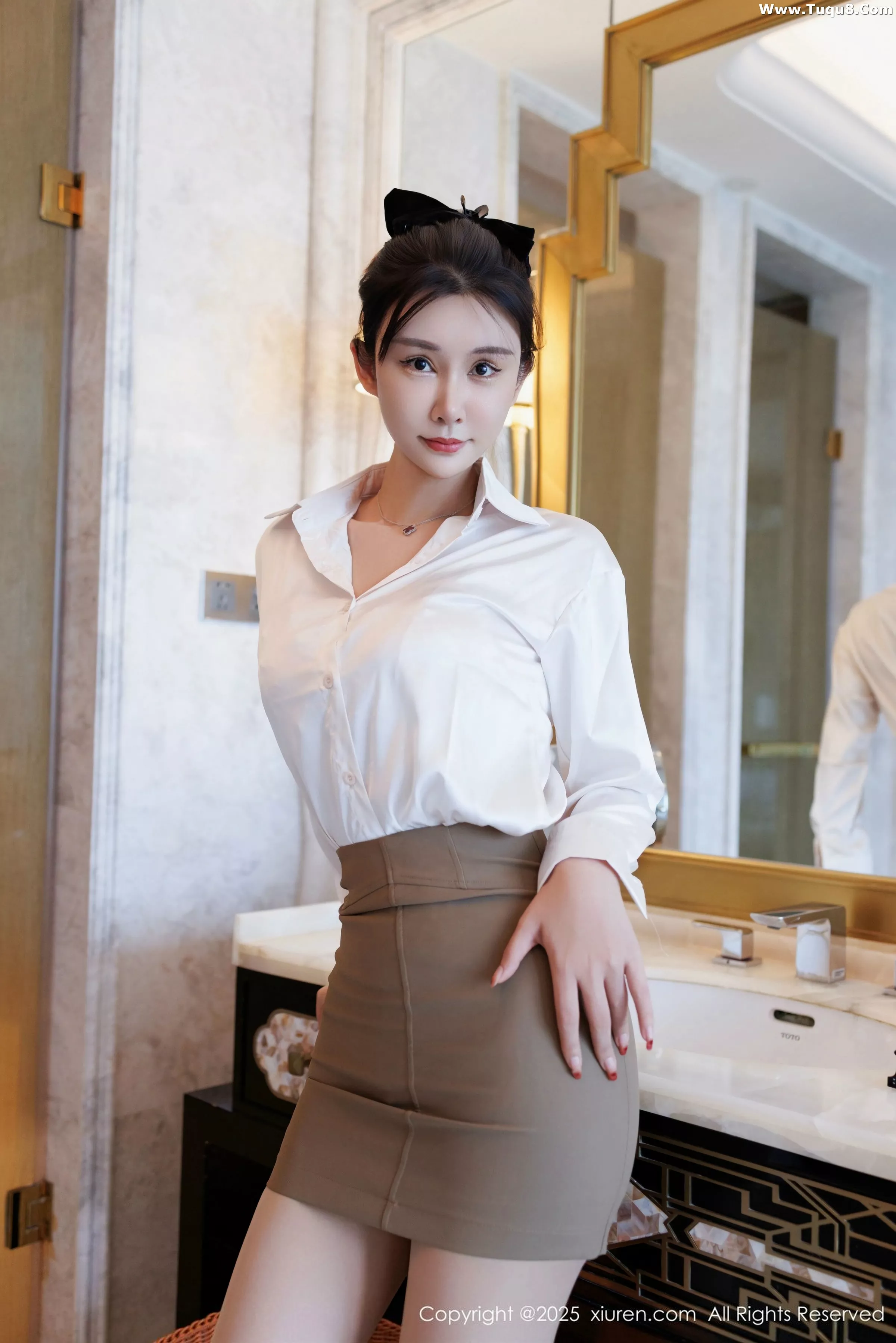   [XiuRen]高清写真图 2025.07.14 No.10543 艺艺yiyi 白色衬衫第2张图片