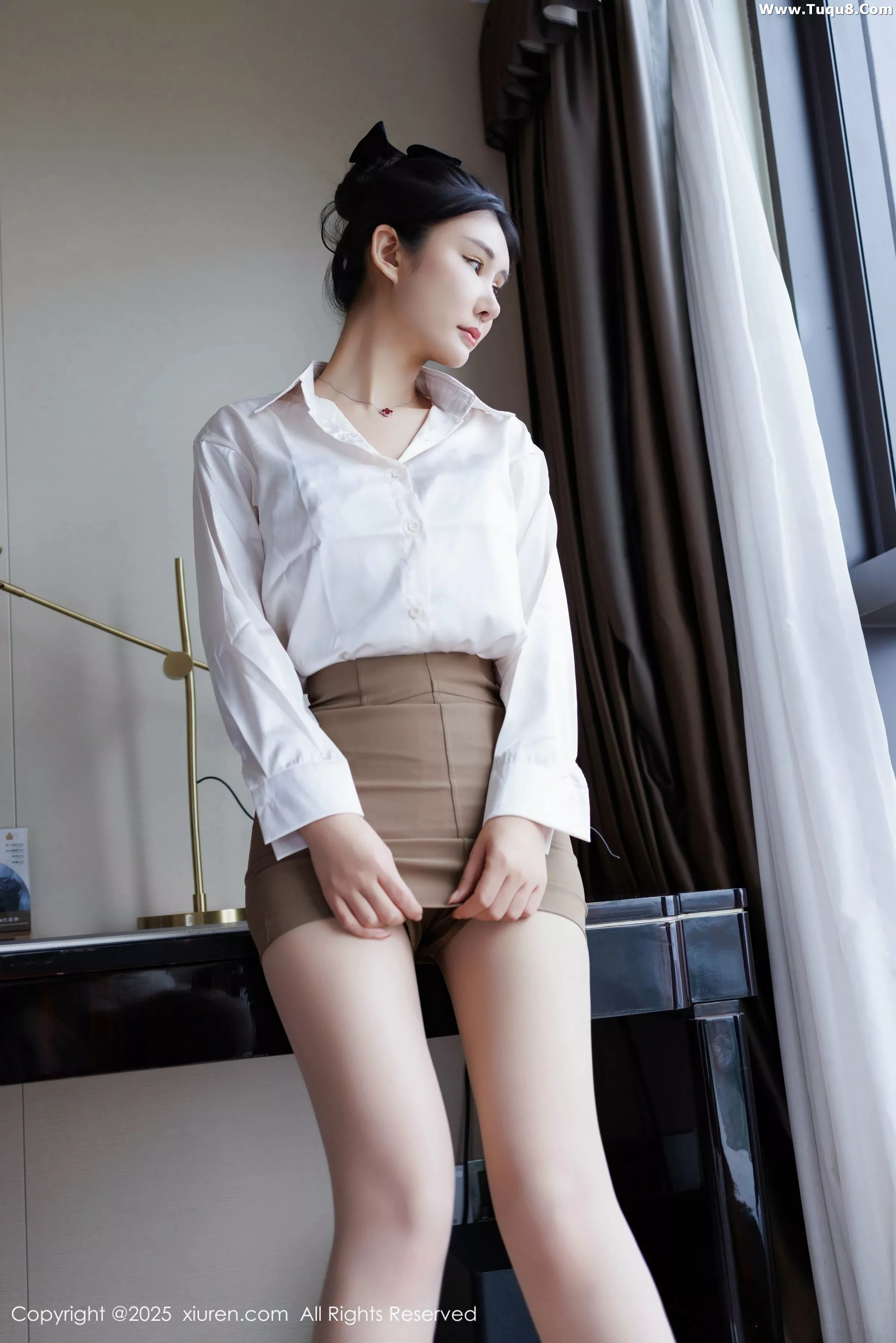  [XiuRen]高清写真图 2025.07.14 No.10543 艺艺yiyi 白色衬衫第3张图片