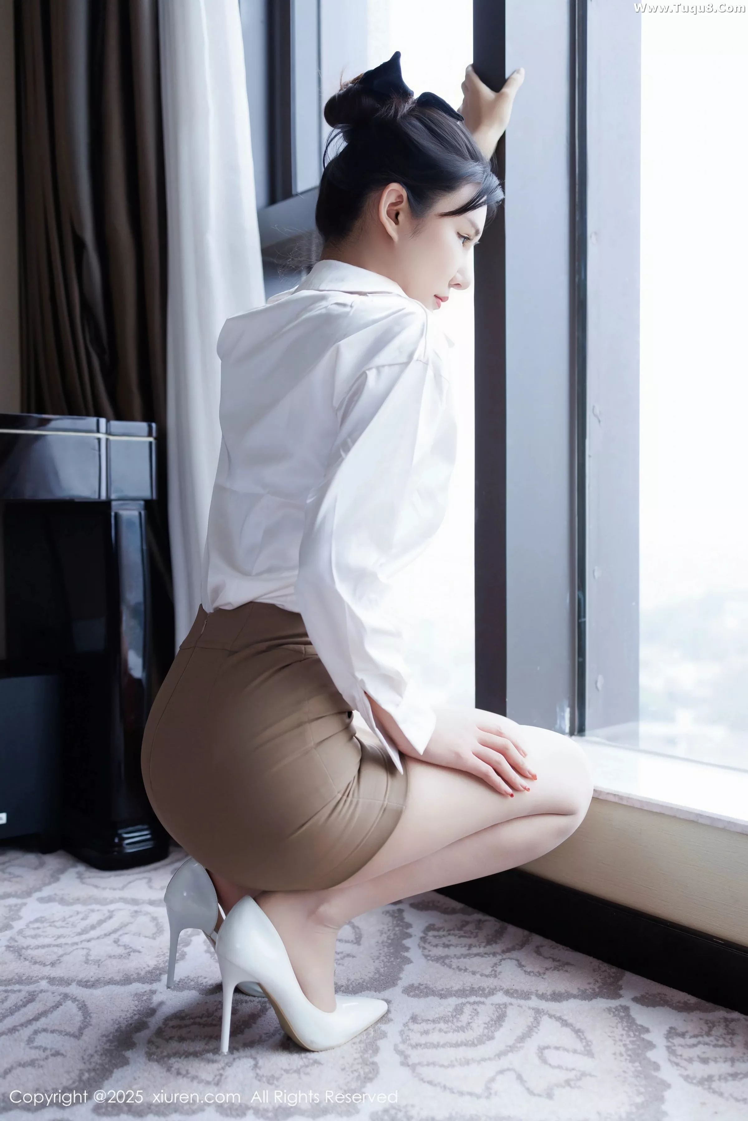  [XiuRen]高清写真图 2025.07.14 No.10543 艺艺yiyi 白色衬衫第4张图片